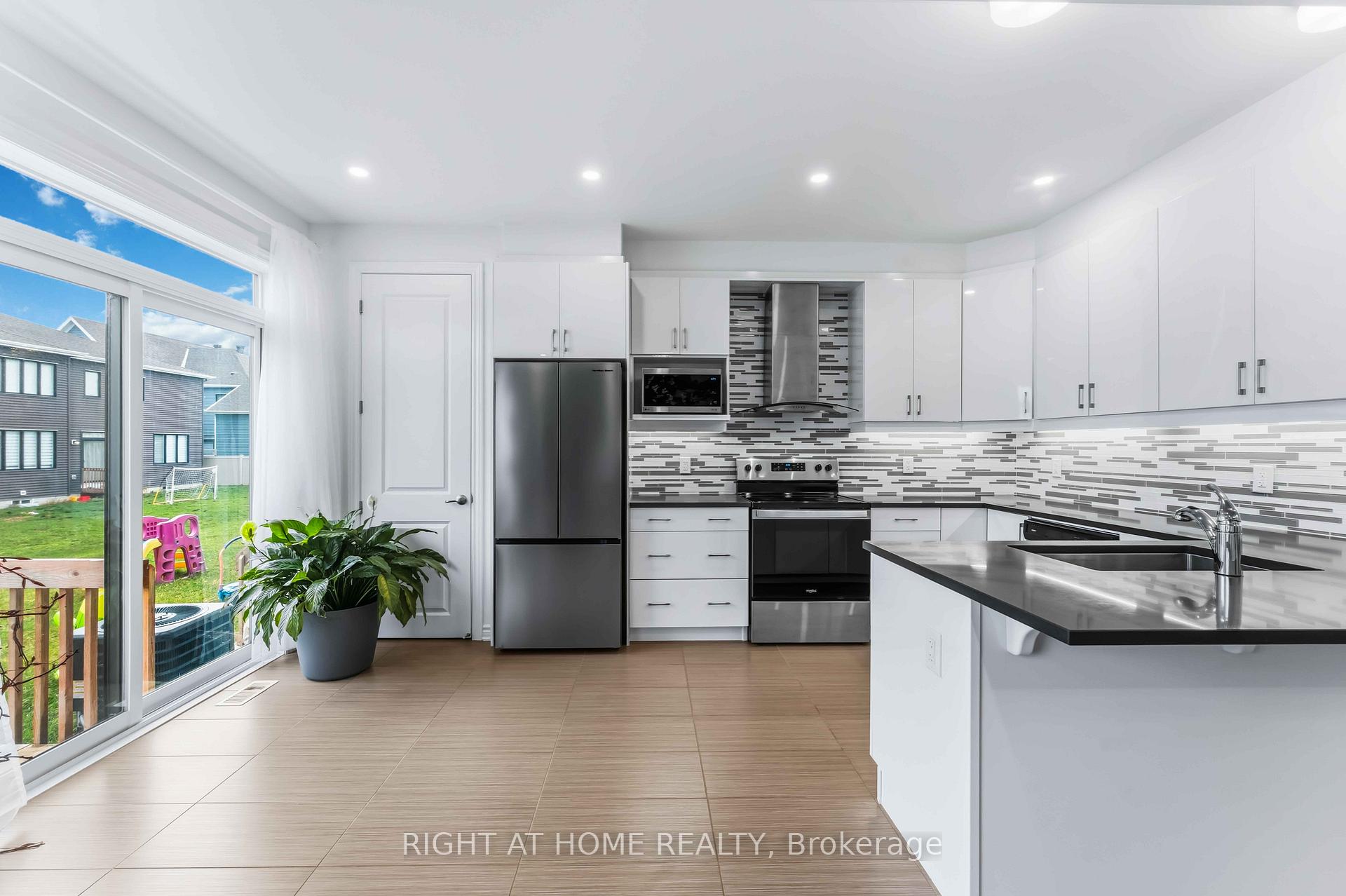 Photo 10 of 756 Brittanic Road, Ottawa, Kanata - Emerald Meadows/Trailwest — HOMEH