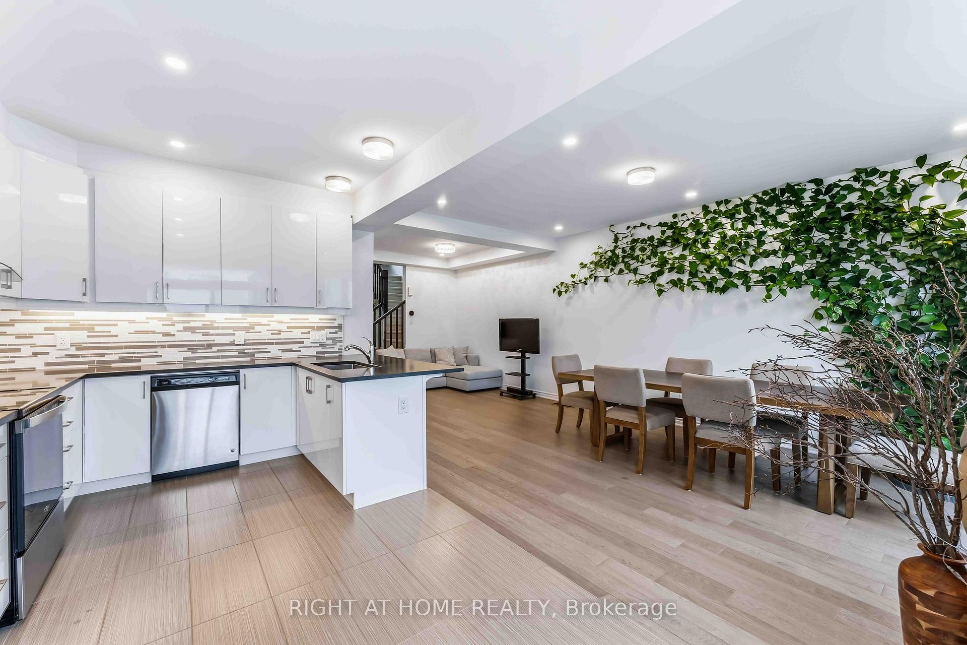 Photo 11 of 756 Brittanic Road, Ottawa, Kanata - Emerald Meadows/Trailwest — HOMEH