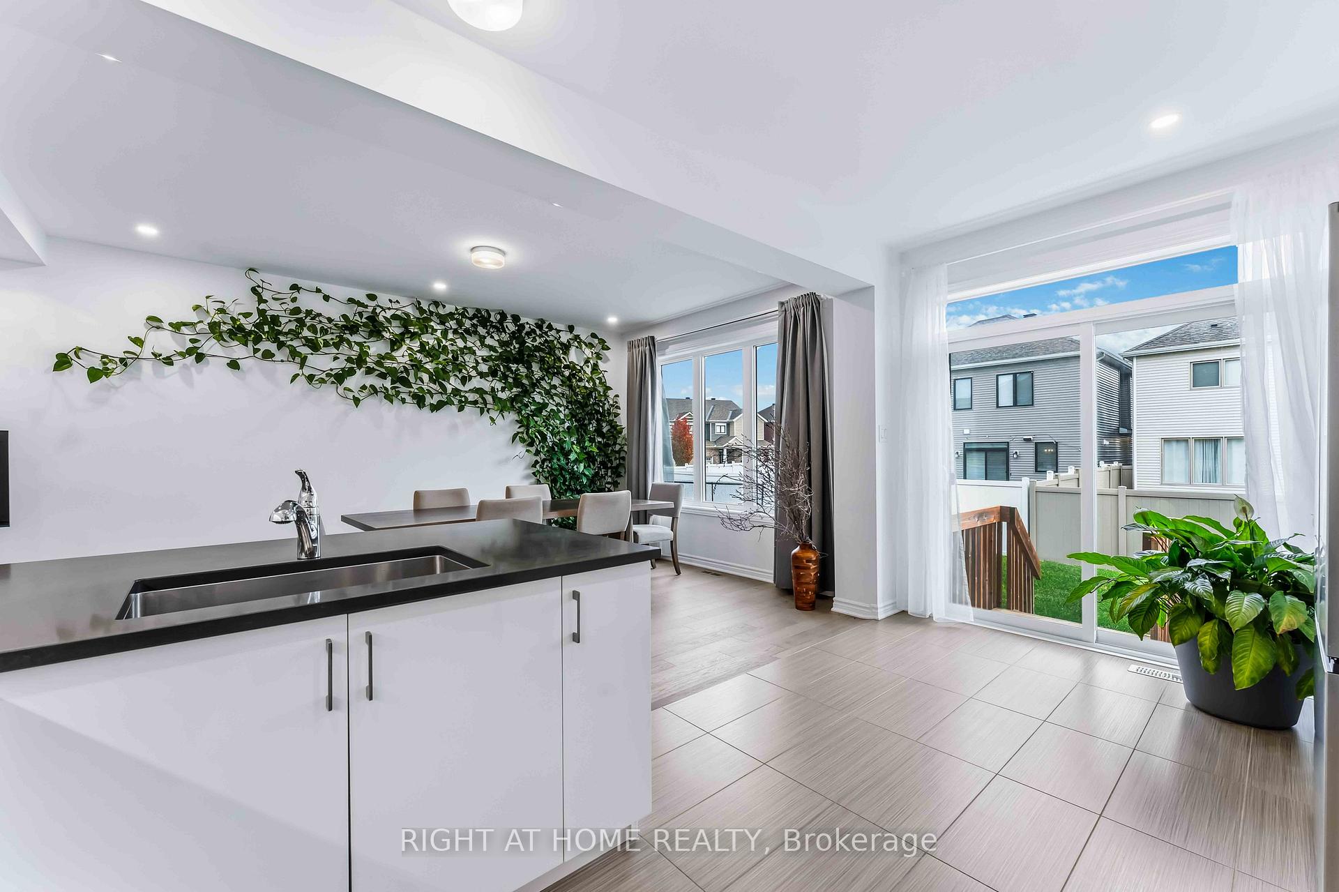 Photo 12 of 756 Brittanic Road, Ottawa, Kanata - Emerald Meadows/Trailwest — HOMEH