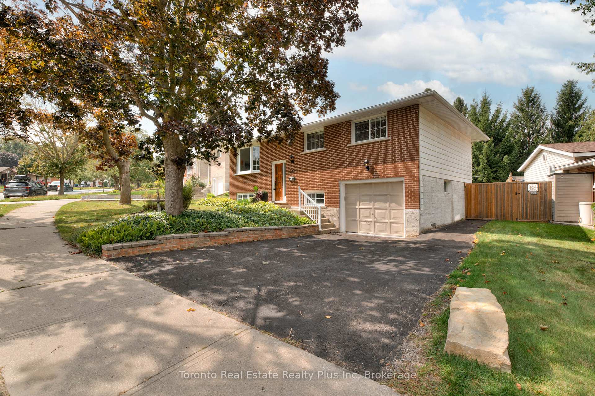 Photo 2 of 244 Westwood Drive, Kitchener — HOMEH