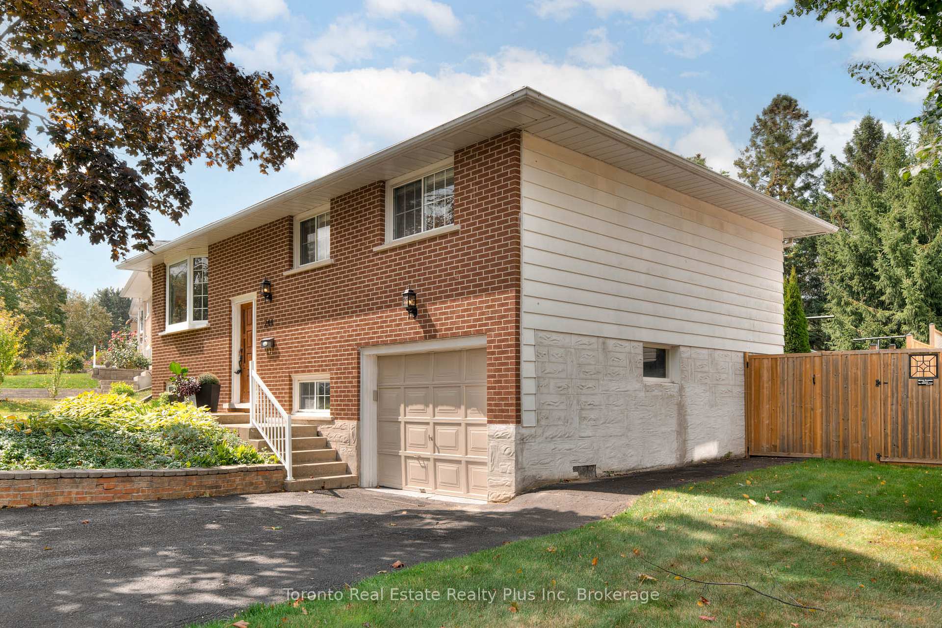 Photo 4 of 244 Westwood Drive, Kitchener — HOMEH