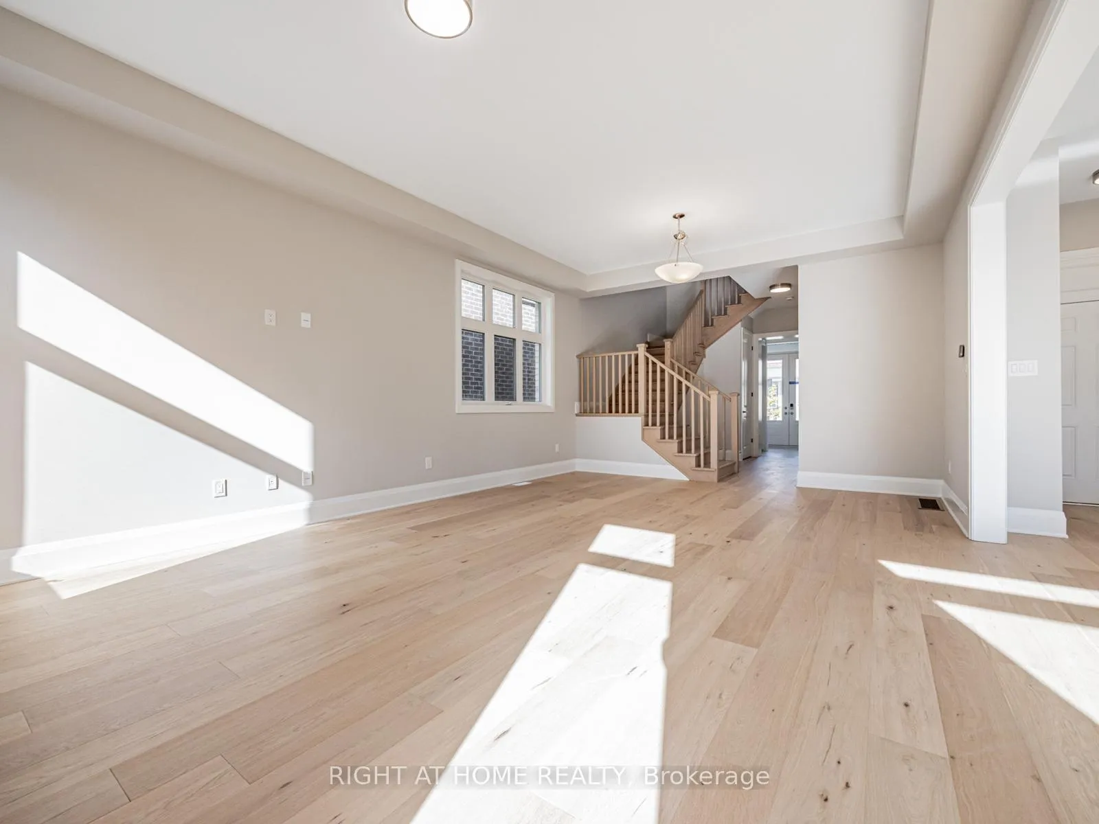 Photo 4 of 61 Greenridge Crescent, Markham, Rural Markham — HOMEH