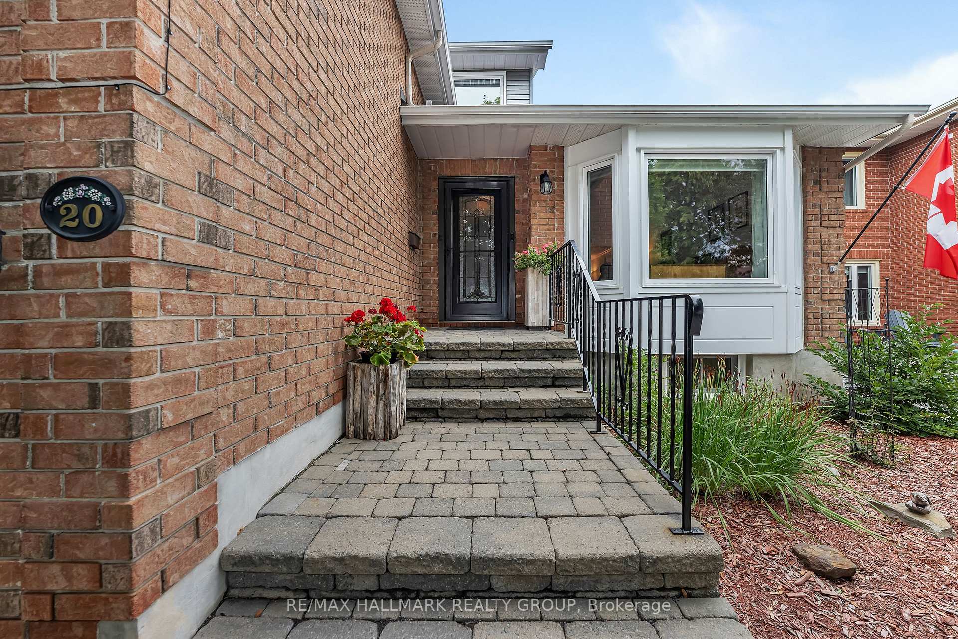Photo 4 of 20 Bluemeadow Way, Ottawa, Kanata - Bridlewood — HOMEH