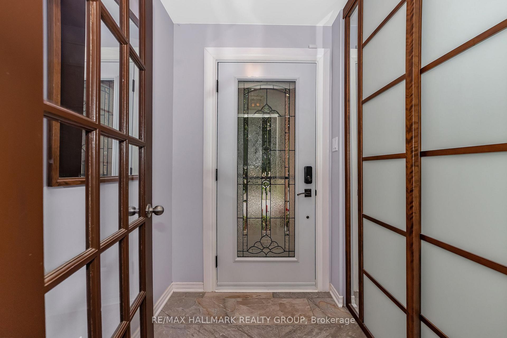 Photo 5 of 20 Bluemeadow Way, Ottawa, Kanata - Bridlewood — HOMEH
