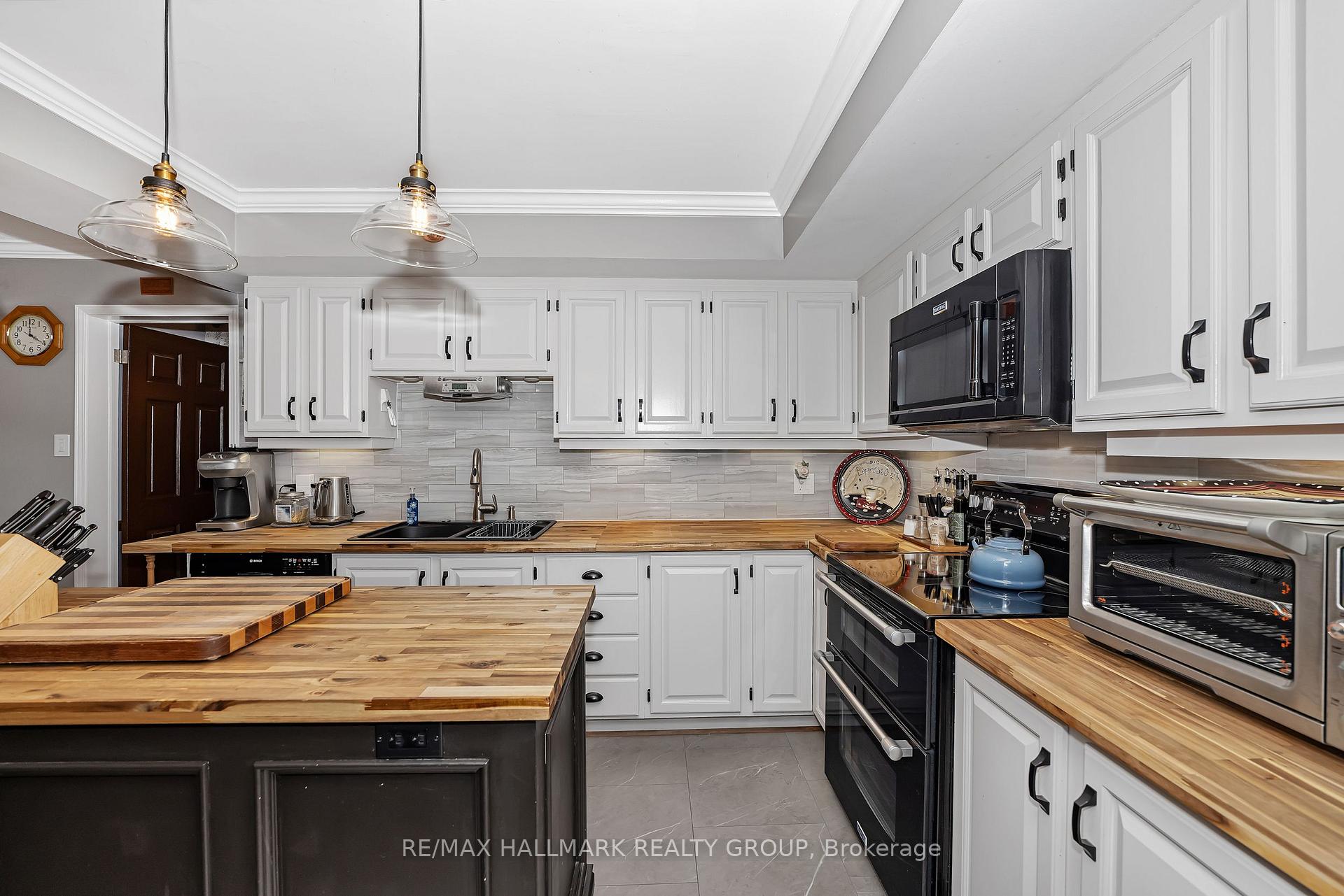 Photo 9 of 20 Bluemeadow Way, Ottawa, Kanata - Bridlewood — HOMEH