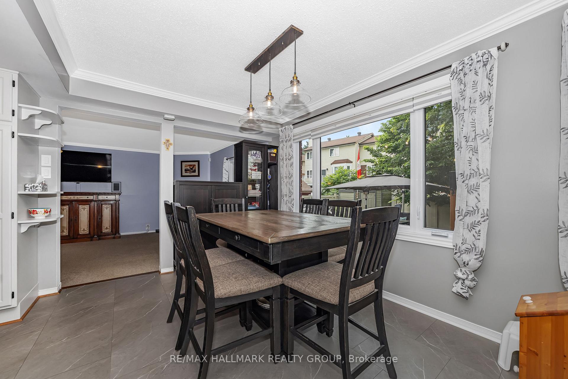 Photo 12 of 20 Bluemeadow Way, Ottawa, Kanata - Bridlewood — HOMEH