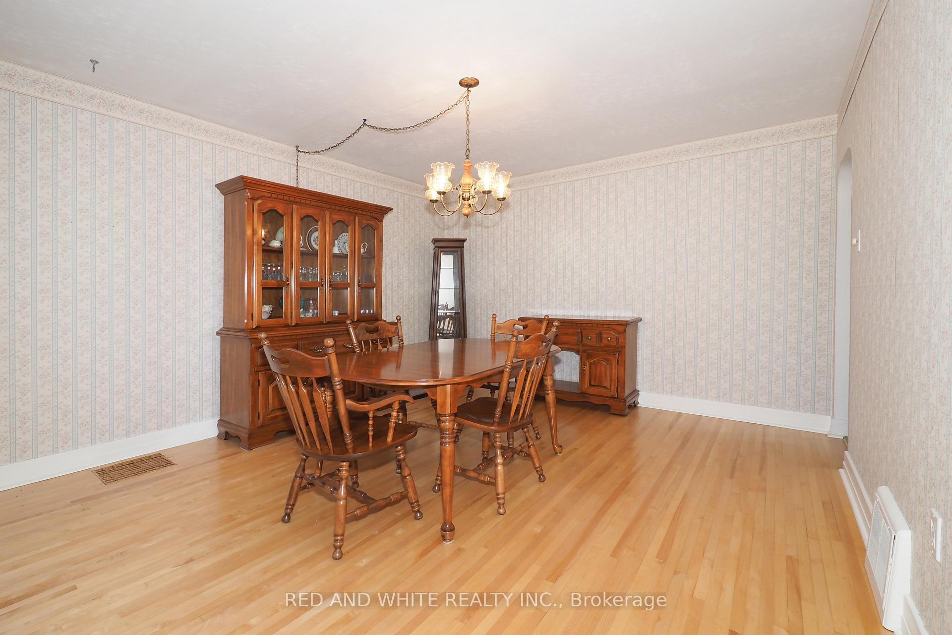 Photo 3 of 111 North Drive N, Kitchener — HOMEH
