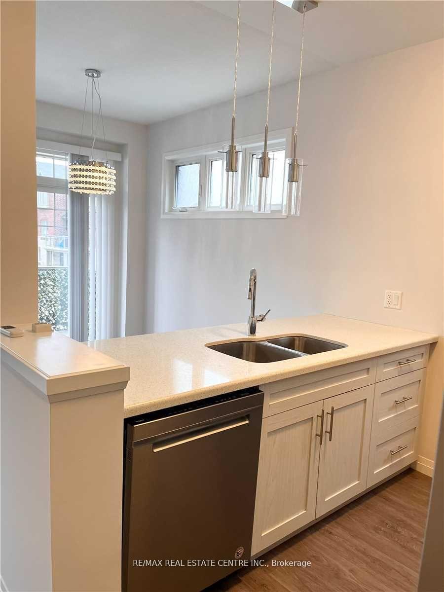 Photo 4 of 9 Hoffman Lane, Hamilton, Ancaster — HOMEH