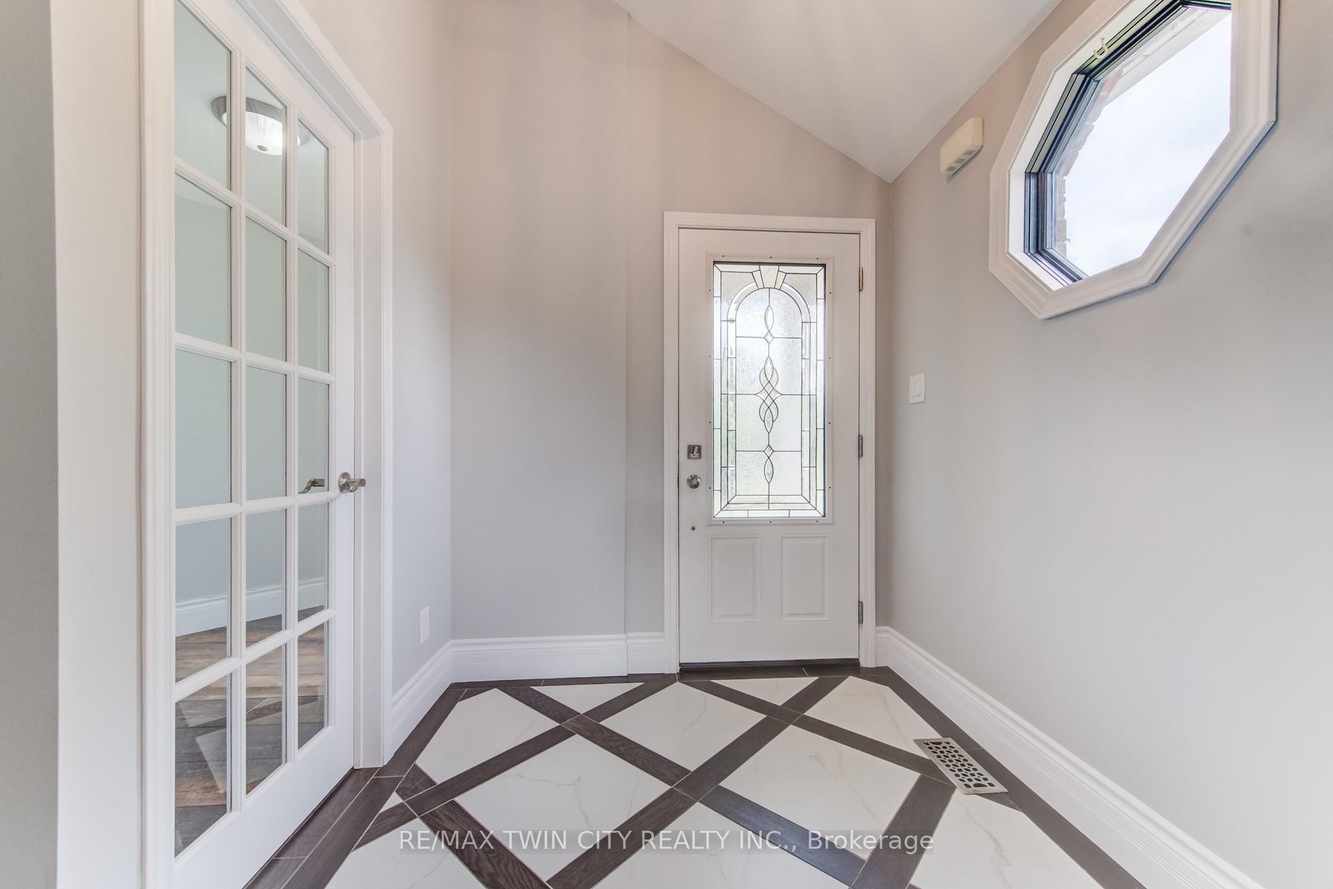 Photo 4 of 3 Westview Crescent, Kitchener, Forest Heights — HOMEH