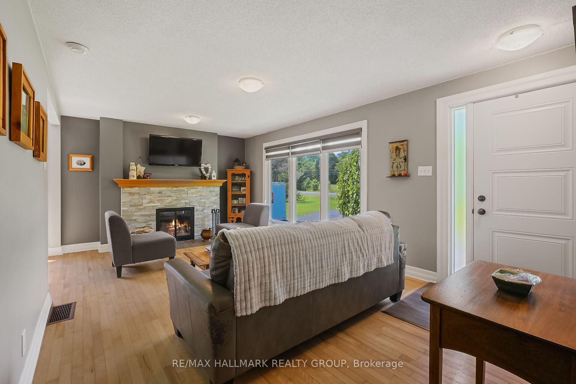 Photo 3 of 1048 Kerwin Road, Ottawa, Kanata - Kanata (North East) — HOMEH