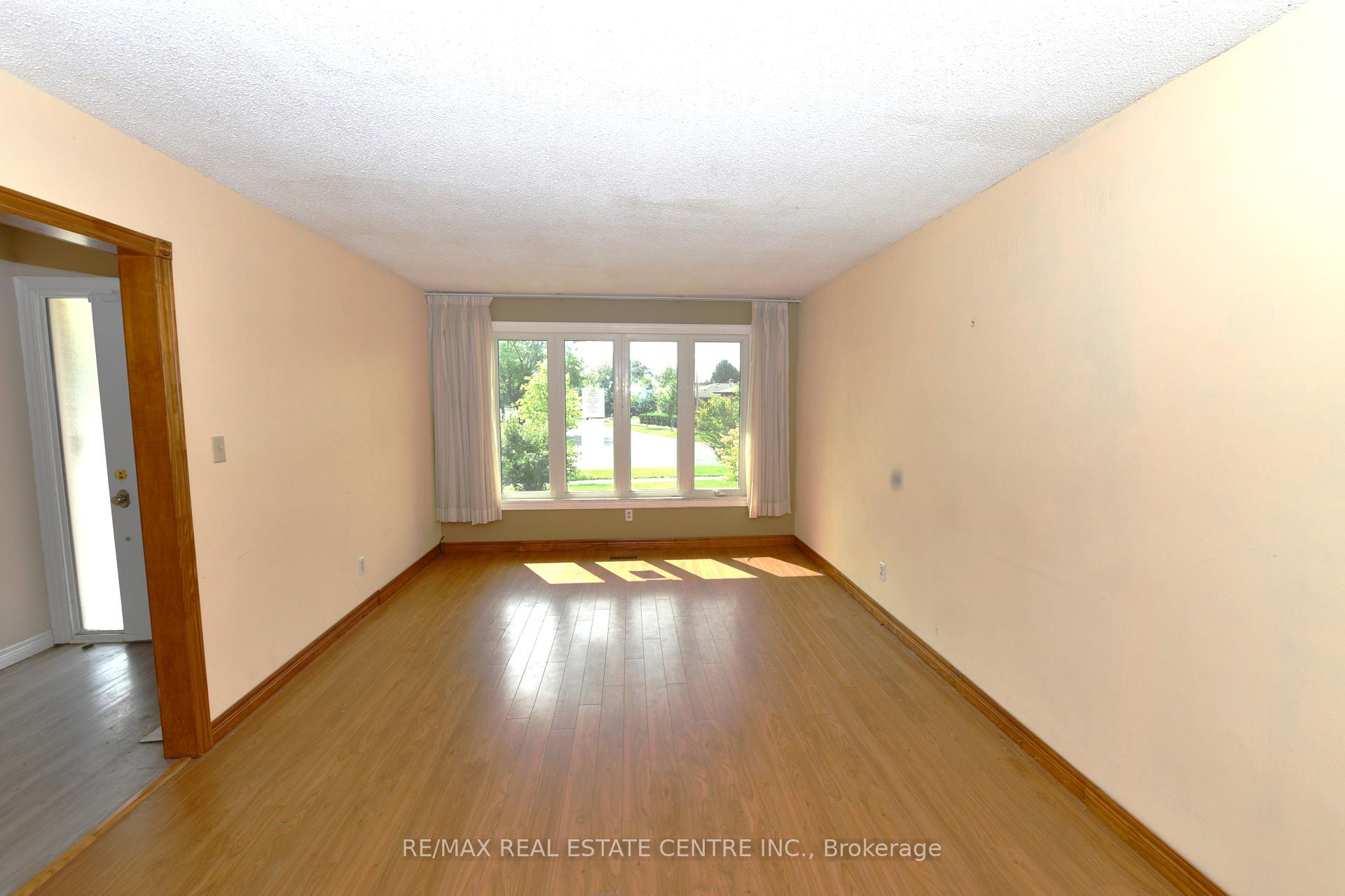 Photo 3 of 30 Casey Drive, Kitchener — HOMEH