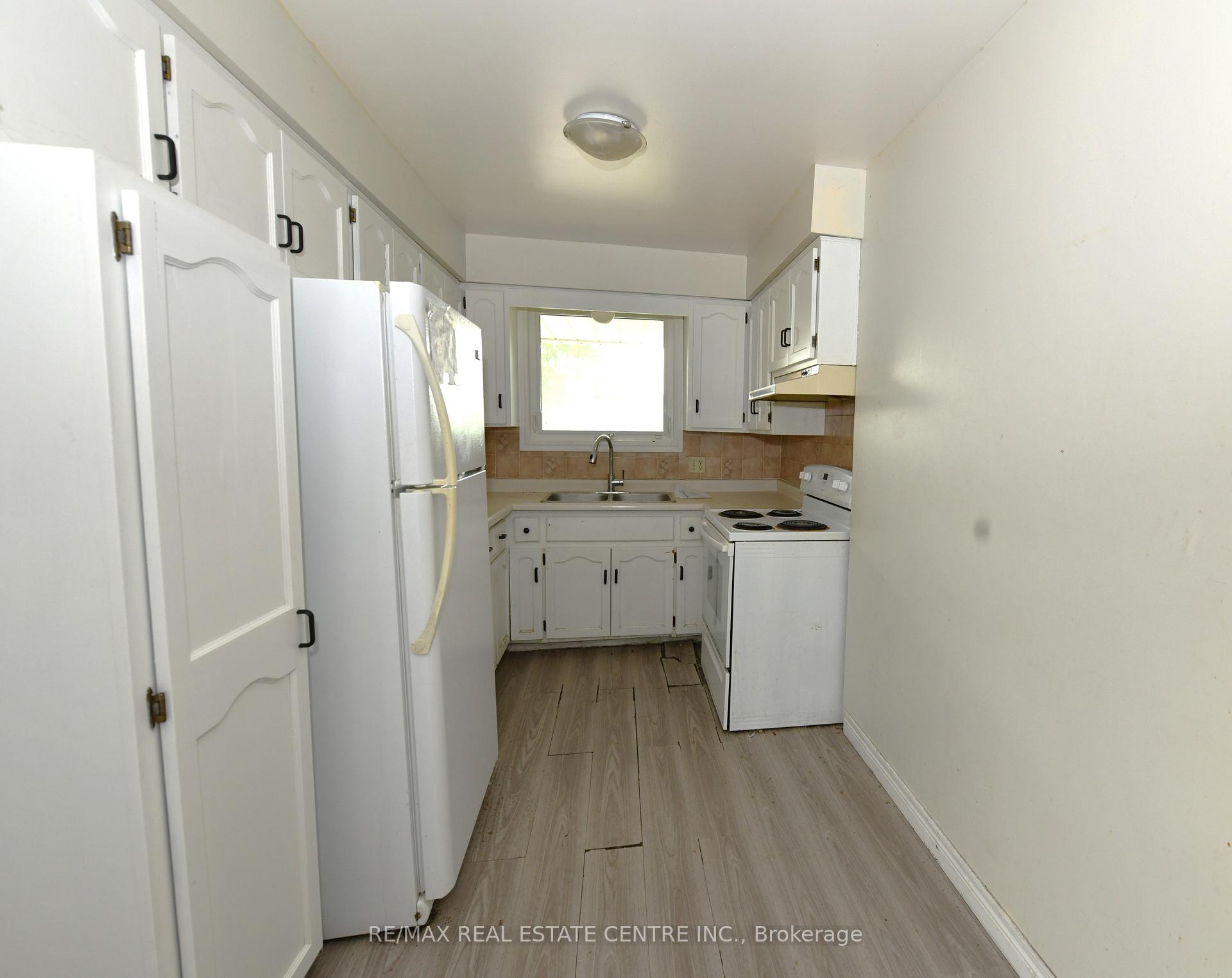 Photo 5 of 30 Casey Drive, Kitchener — HOMEH