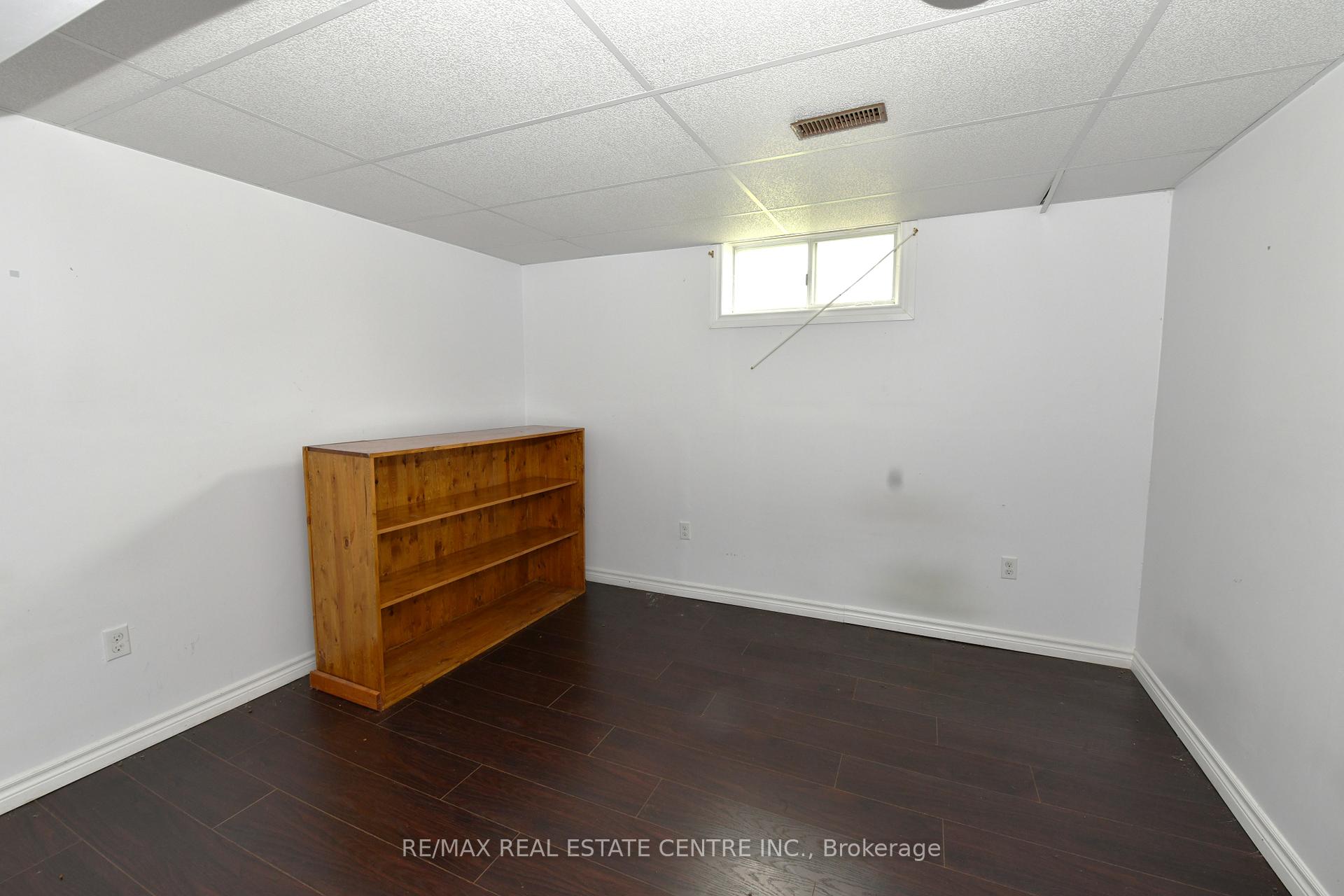 Photo 10 of 30 Casey Drive, Kitchener — HOMEH