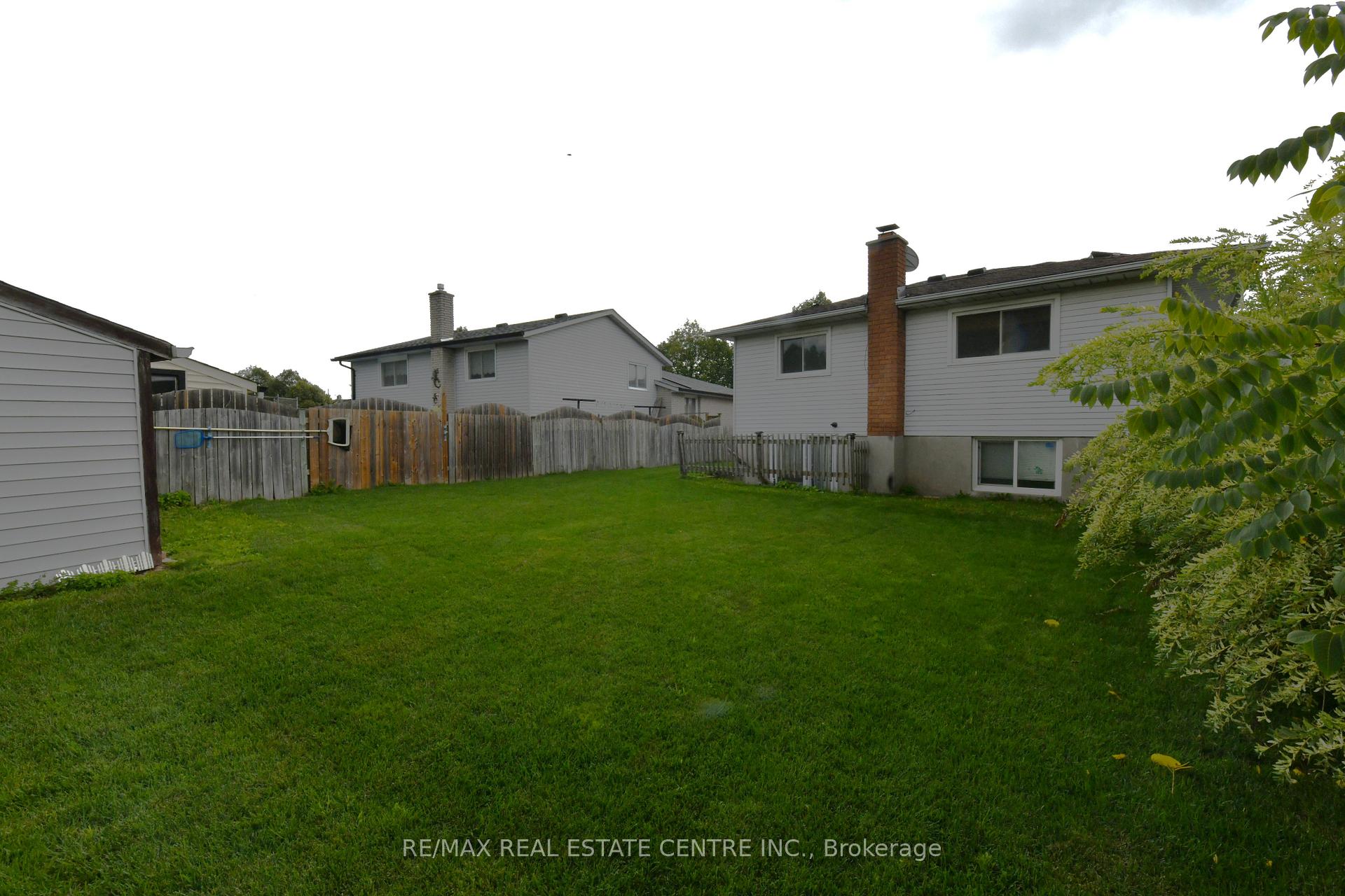Photo 14 of 30 Casey Drive, Kitchener — HOMEH