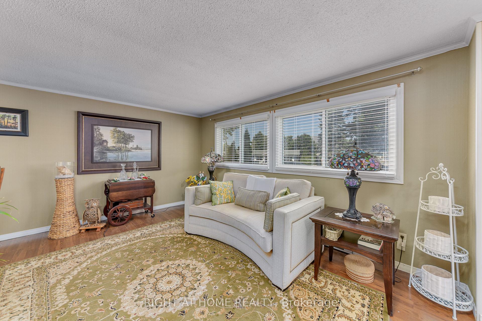 Photo 4 of 17 Weeping Willow Drive, Innisfil, Rural Innisfil — HOMEH