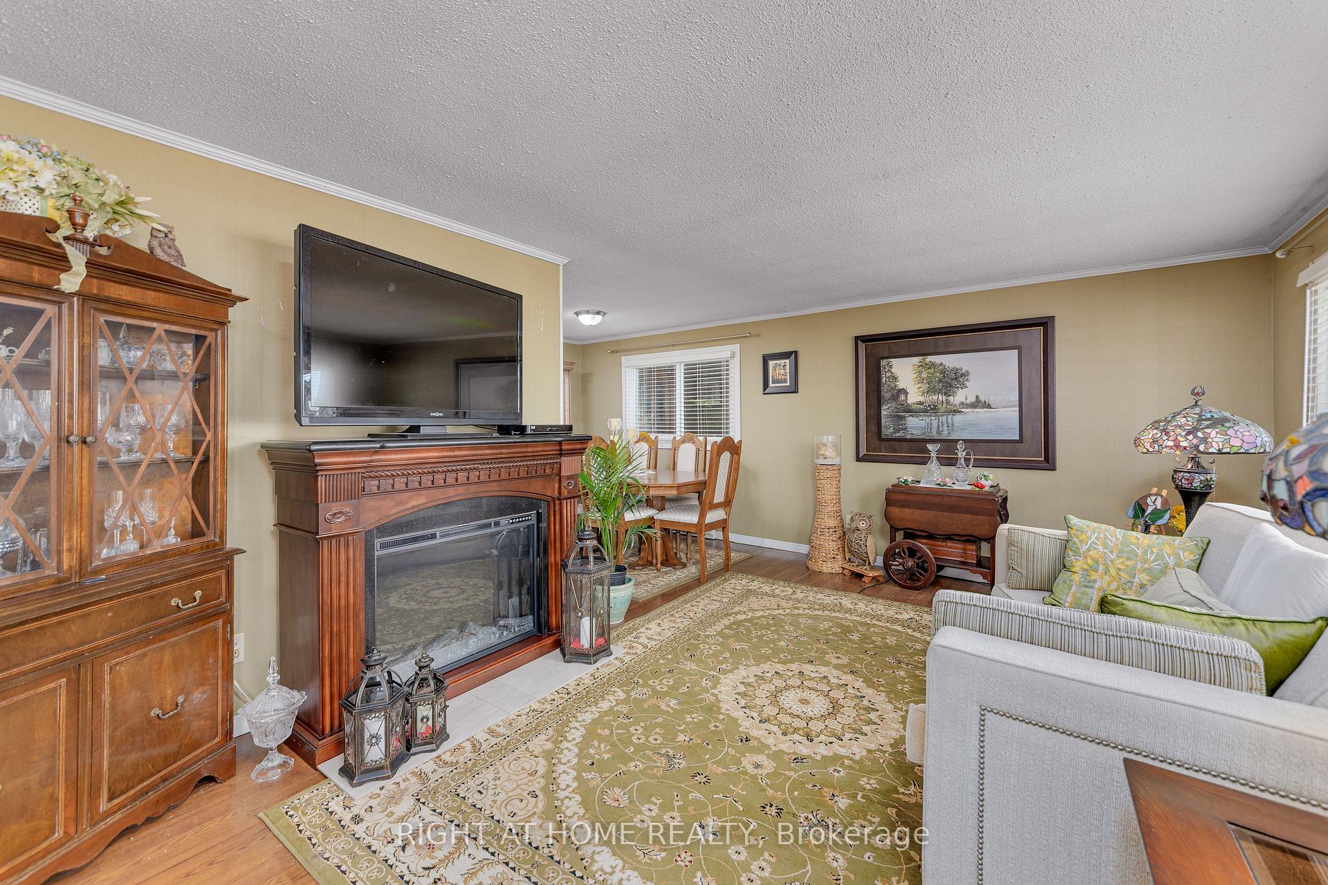 Photo 5 of 17 Weeping Willow Drive, Innisfil, Rural Innisfil — HOMEH