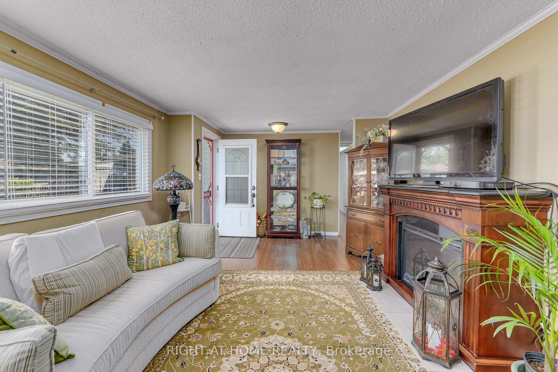 Photo 6 of 17 Weeping Willow Drive, Innisfil, Rural Innisfil — HOMEH