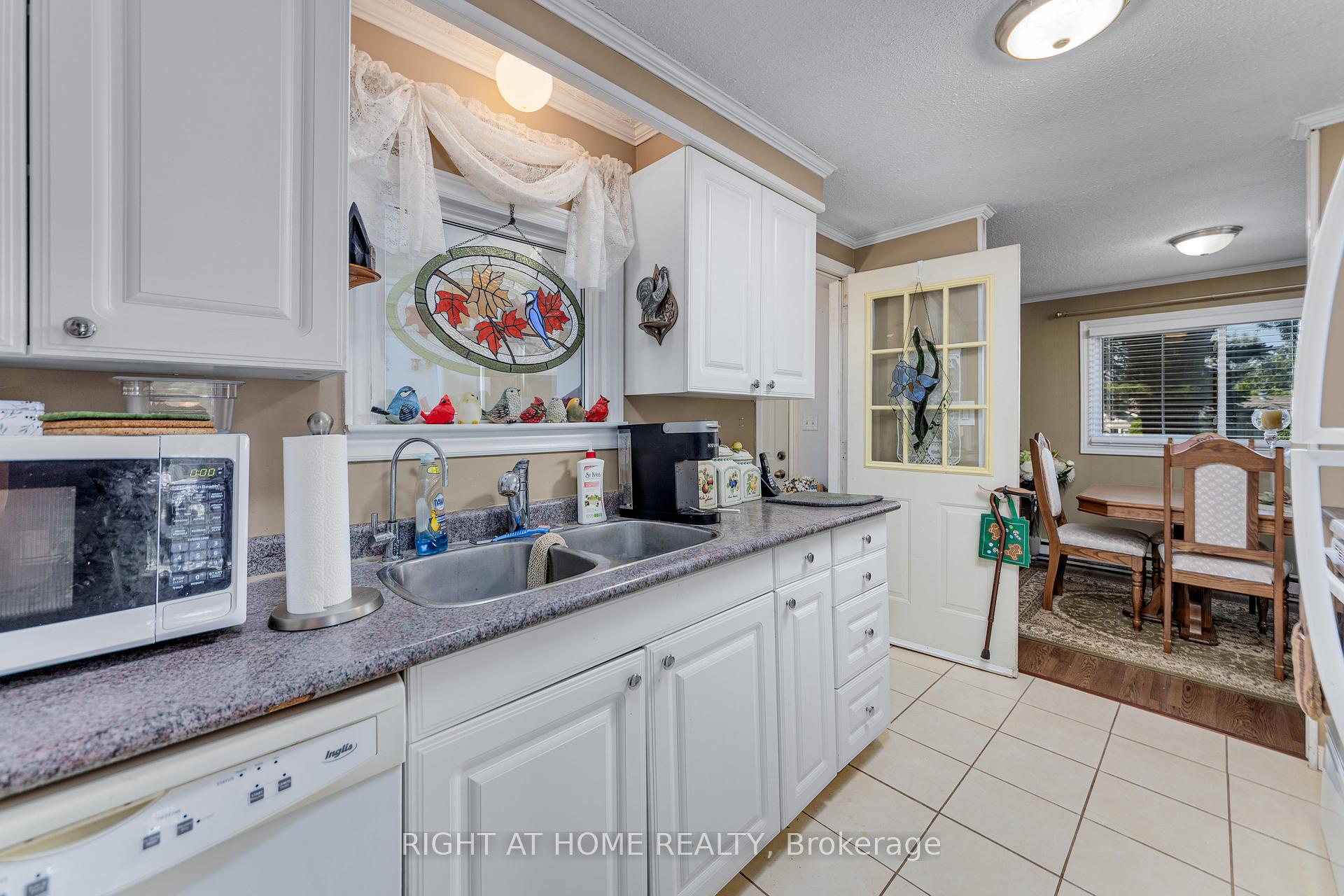 Photo 10 of 17 Weeping Willow Drive, Innisfil, Rural Innisfil — HOMEH