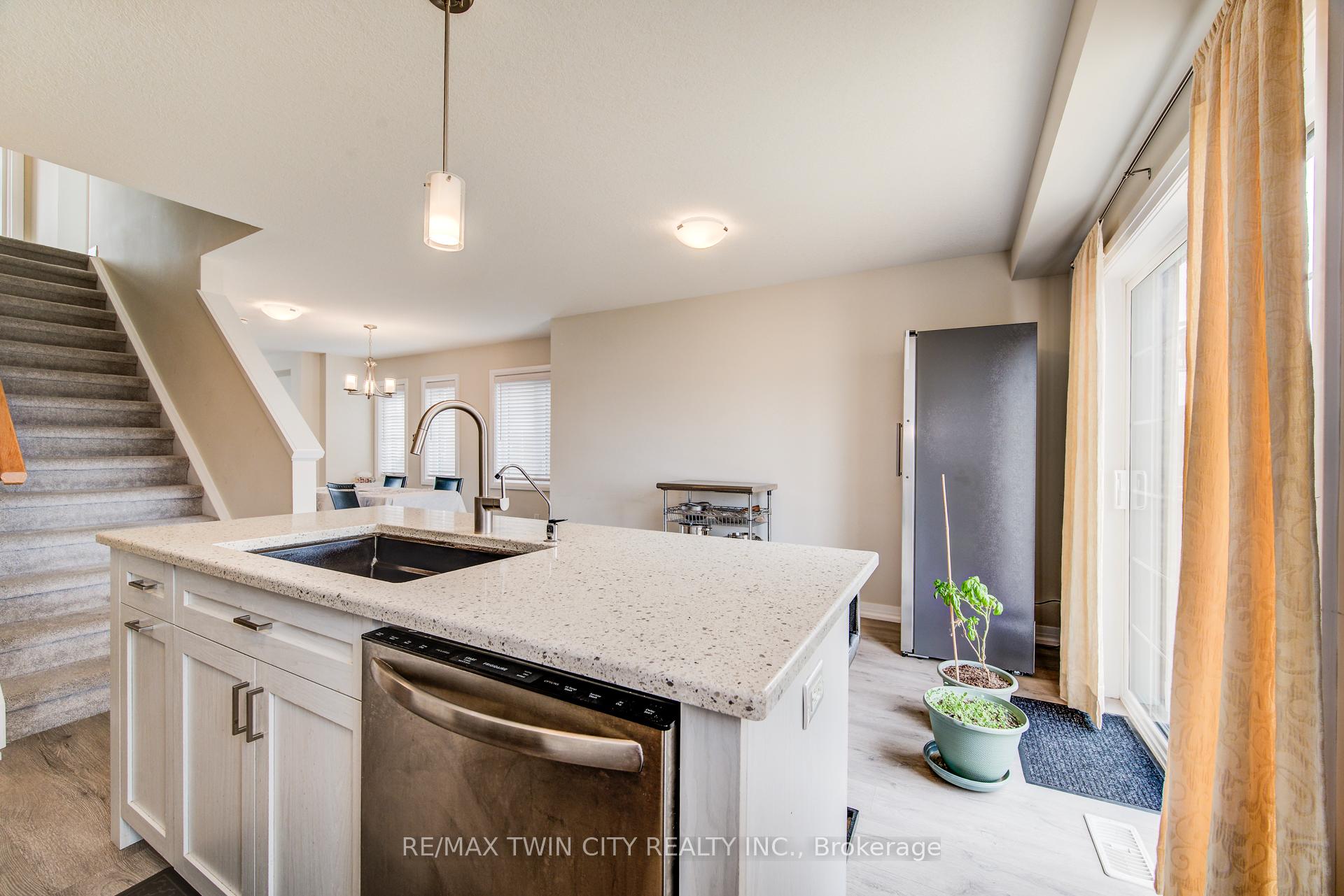 Photo 15 of 124 Ian Ormston Drive, Kitchener — HOMEH