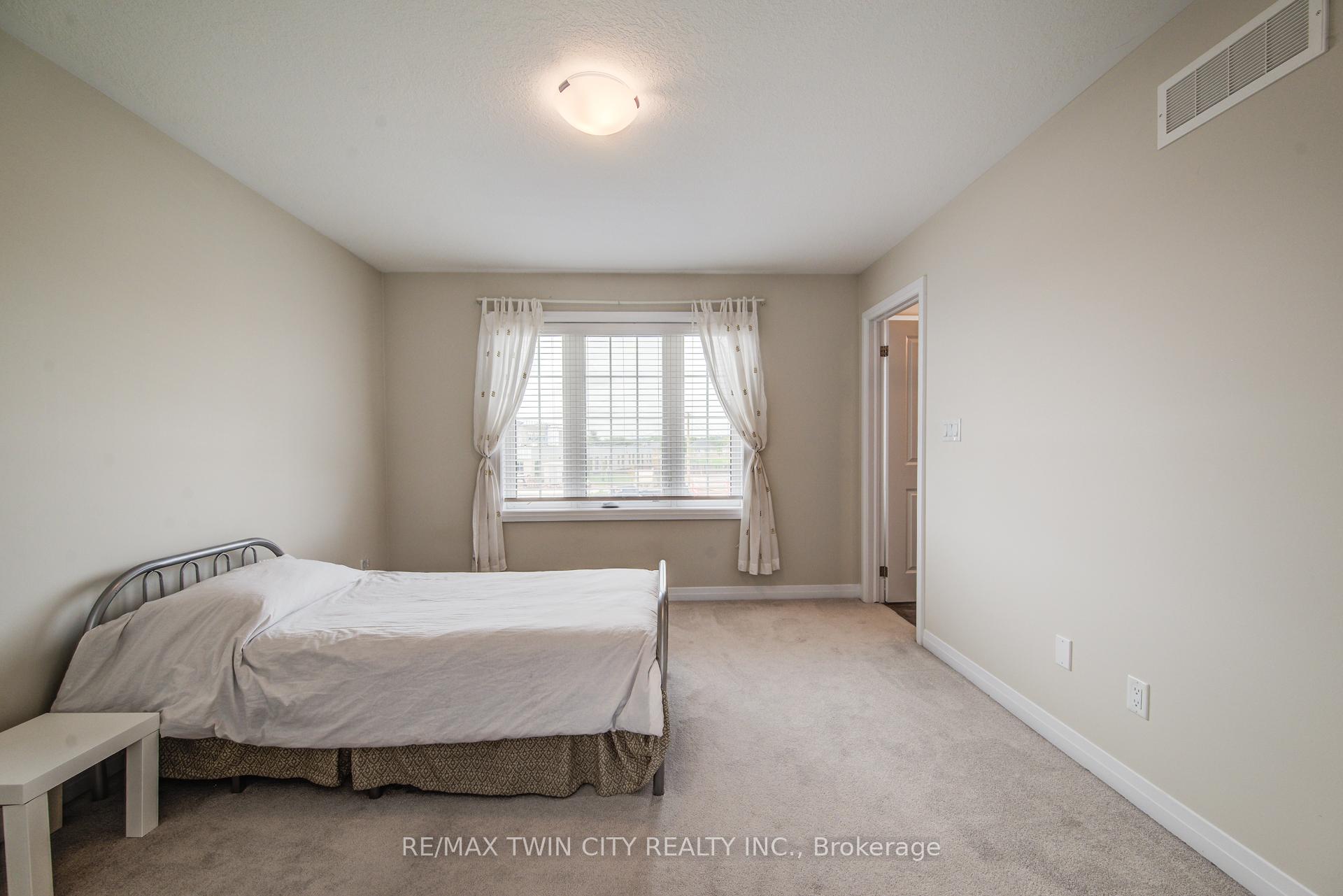 Photo 21 of 124 Ian Ormston Drive, Kitchener — HOMEH