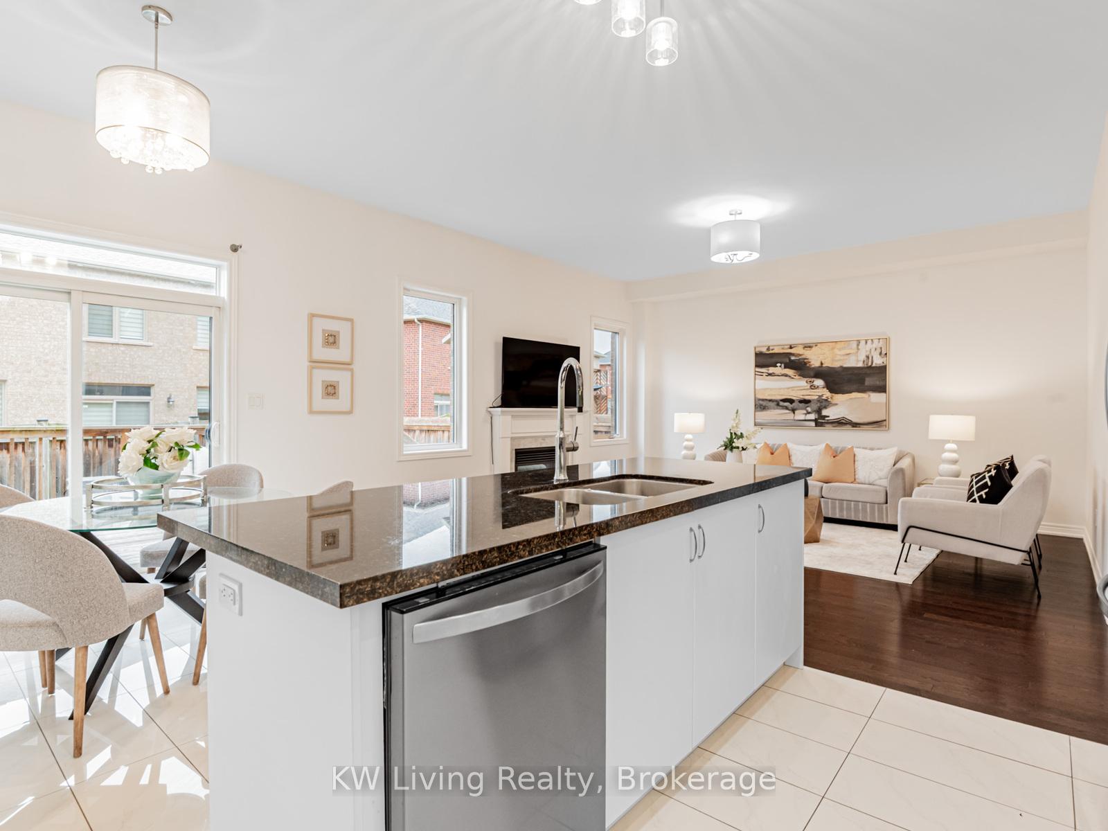 Photo 5 of 37 Jeffrey Nihda Crescent, Markham, Greensborough — HOMEH