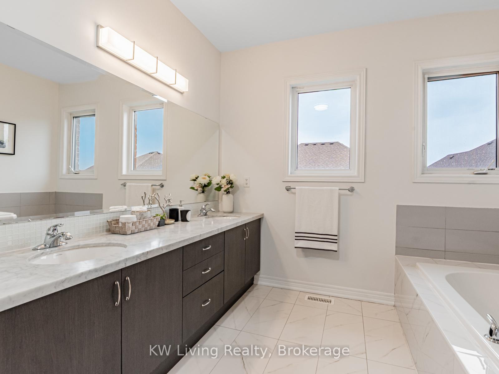Photo 24 of 37 Jeffrey Nihda Crescent, Markham, Greensborough — HOMEH