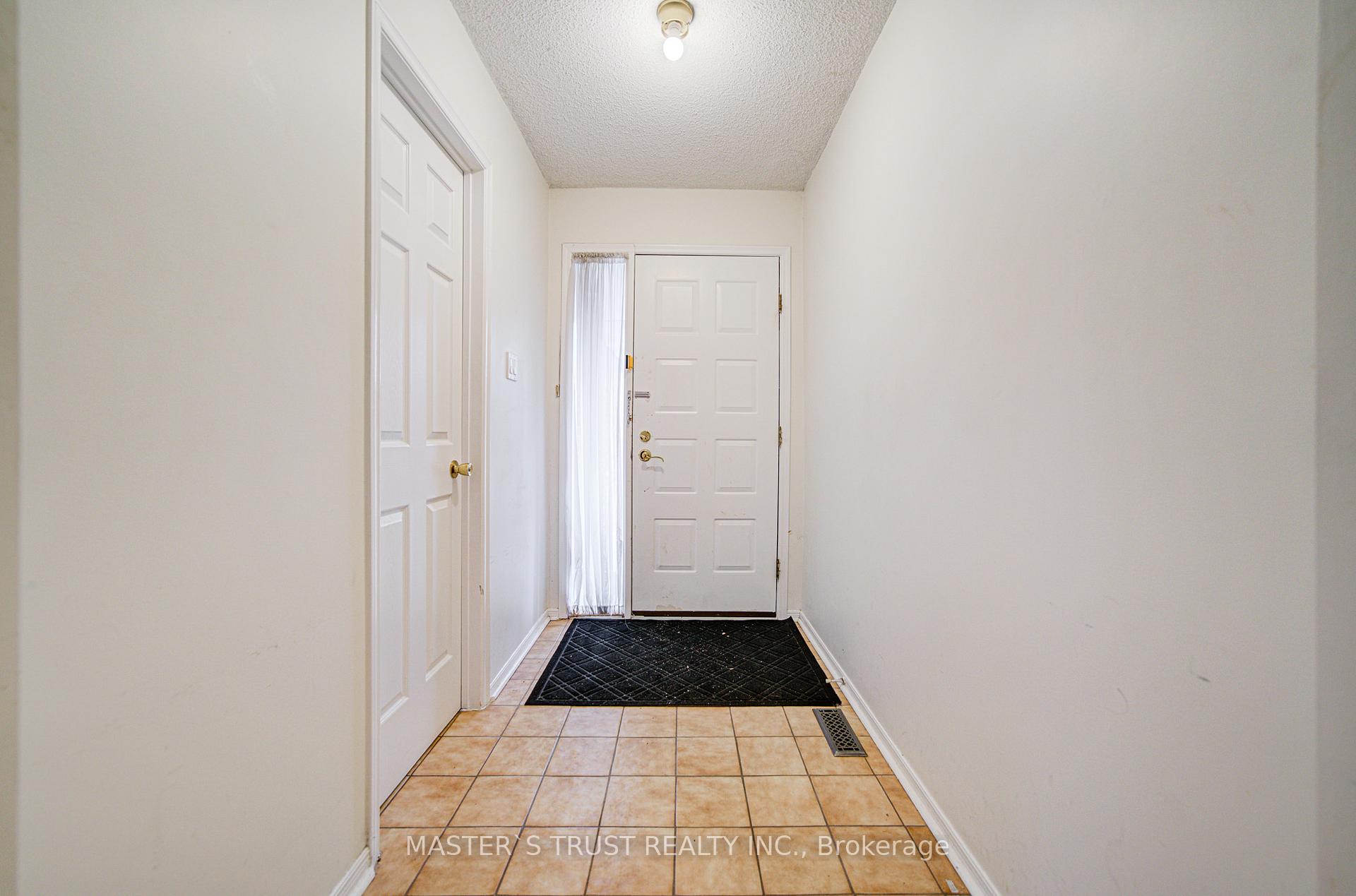 Photo 4 of 34 Denby Court, Markham, Unionville — HOMEH