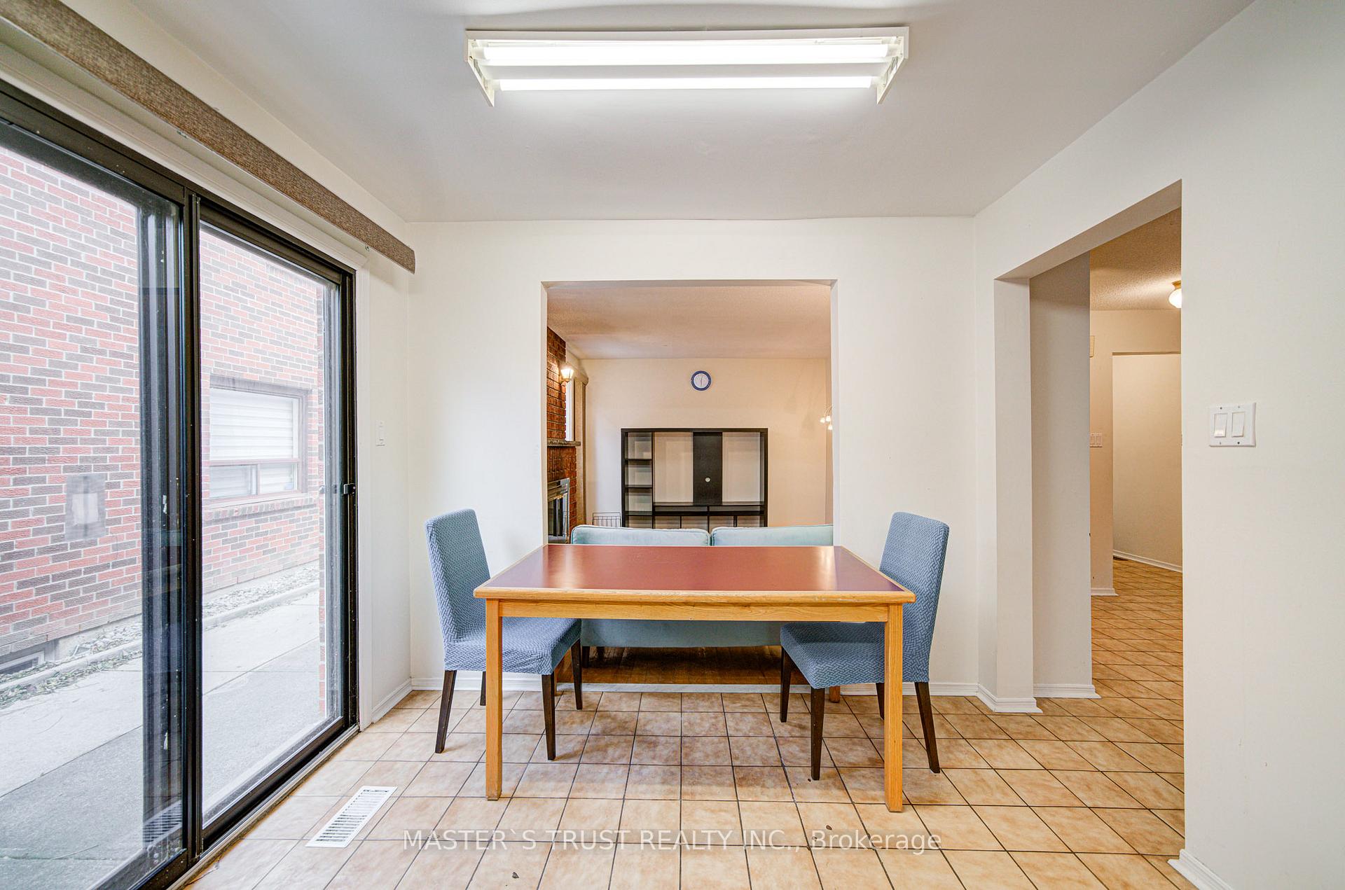 Photo 12 of 34 Denby Court, Markham, Unionville — HOMEH