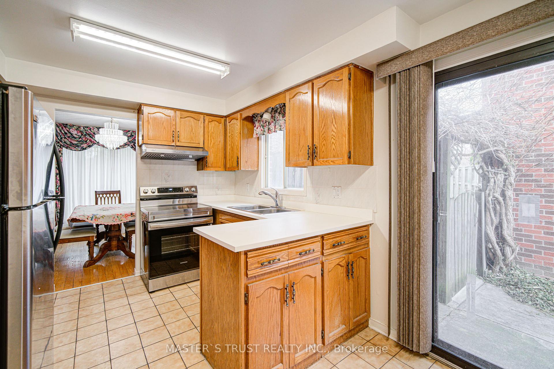 Photo 15 of 34 Denby Court, Markham, Unionville — HOMEH