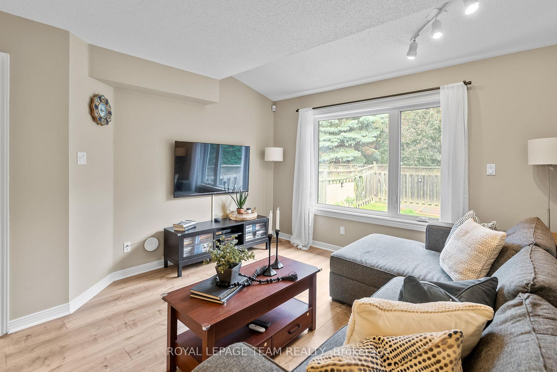 Photo 10 of 68 Eagleview Street, Ottawa, Kanata - Emerald Meadows/Trailwest — HOMEH