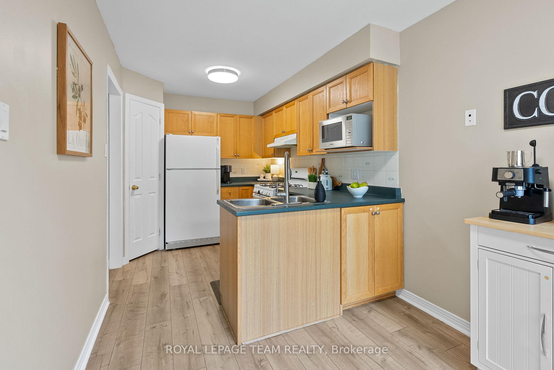 Photo 11 of 68 Eagleview Street, Ottawa, Kanata - Emerald Meadows/Trailwest — HOMEH