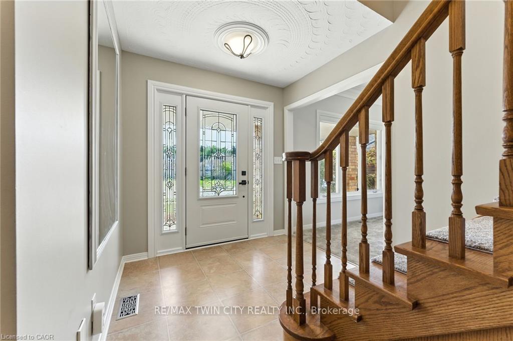 Photo 5 of 62 Zeller Drive, Kitchener — HOMEH