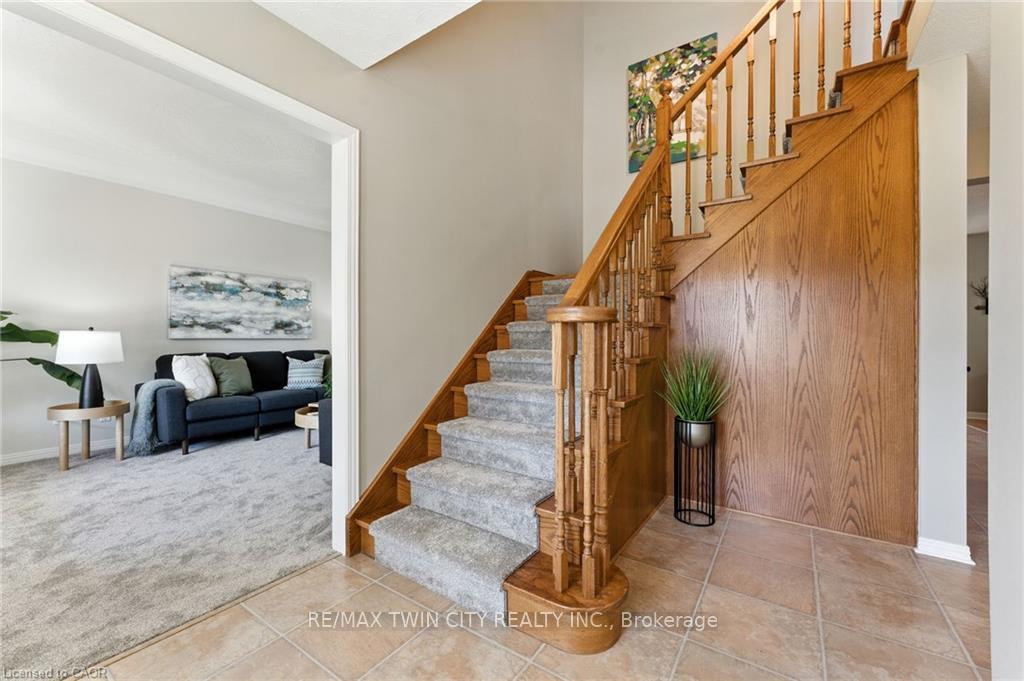 Photo 6 of 62 Zeller Drive, Kitchener — HOMEH
