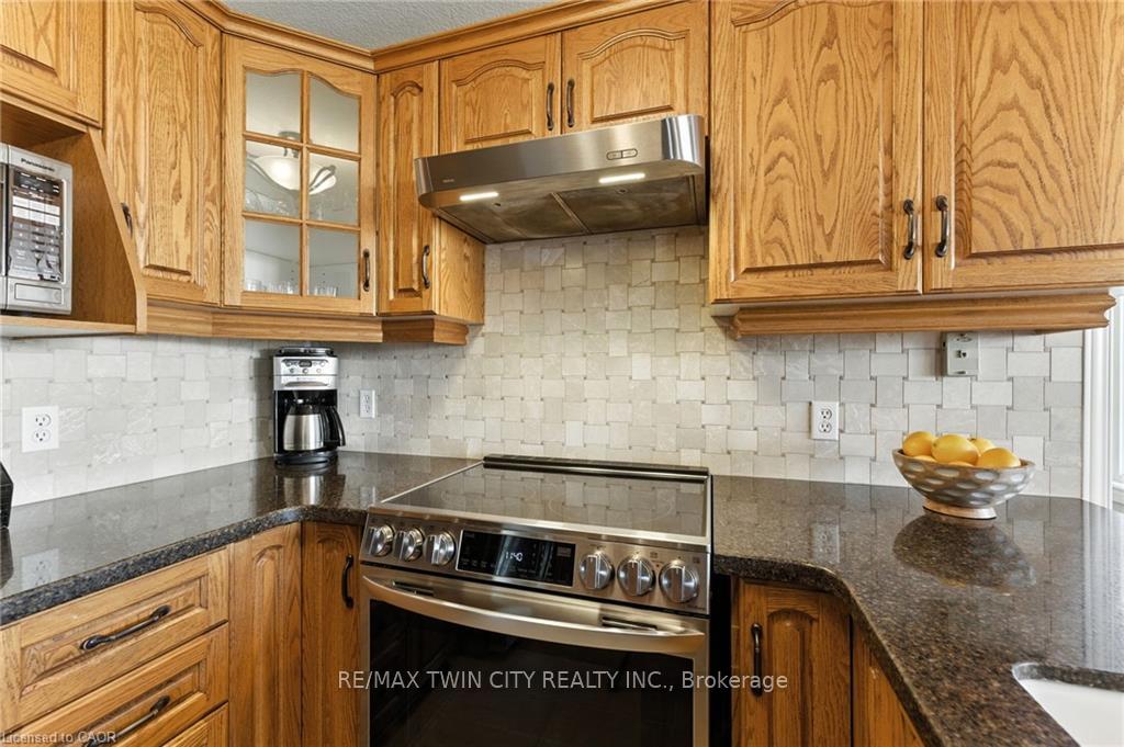 Photo 16 of 62 Zeller Drive, Kitchener — HOMEH