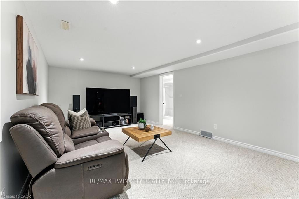 Photo 32 of 62 Zeller Drive, Kitchener — HOMEH