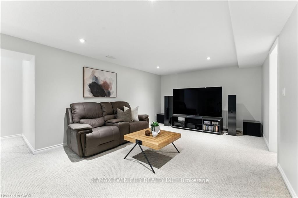 Photo 33 of 62 Zeller Drive, Kitchener — HOMEH
