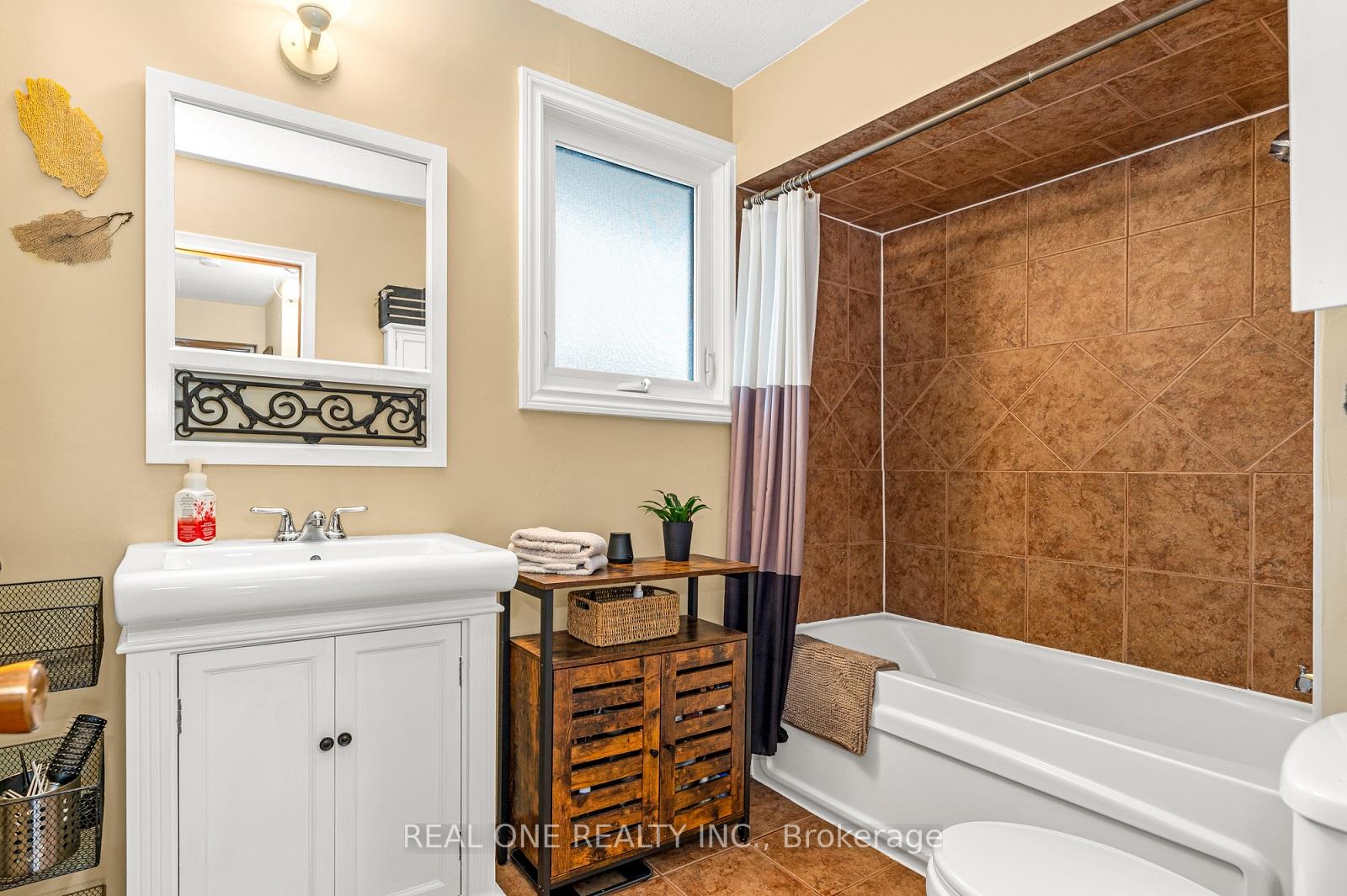 Photo 11 of 103 Burrwood Drive, Hamilton, Rolston — HOMEH
