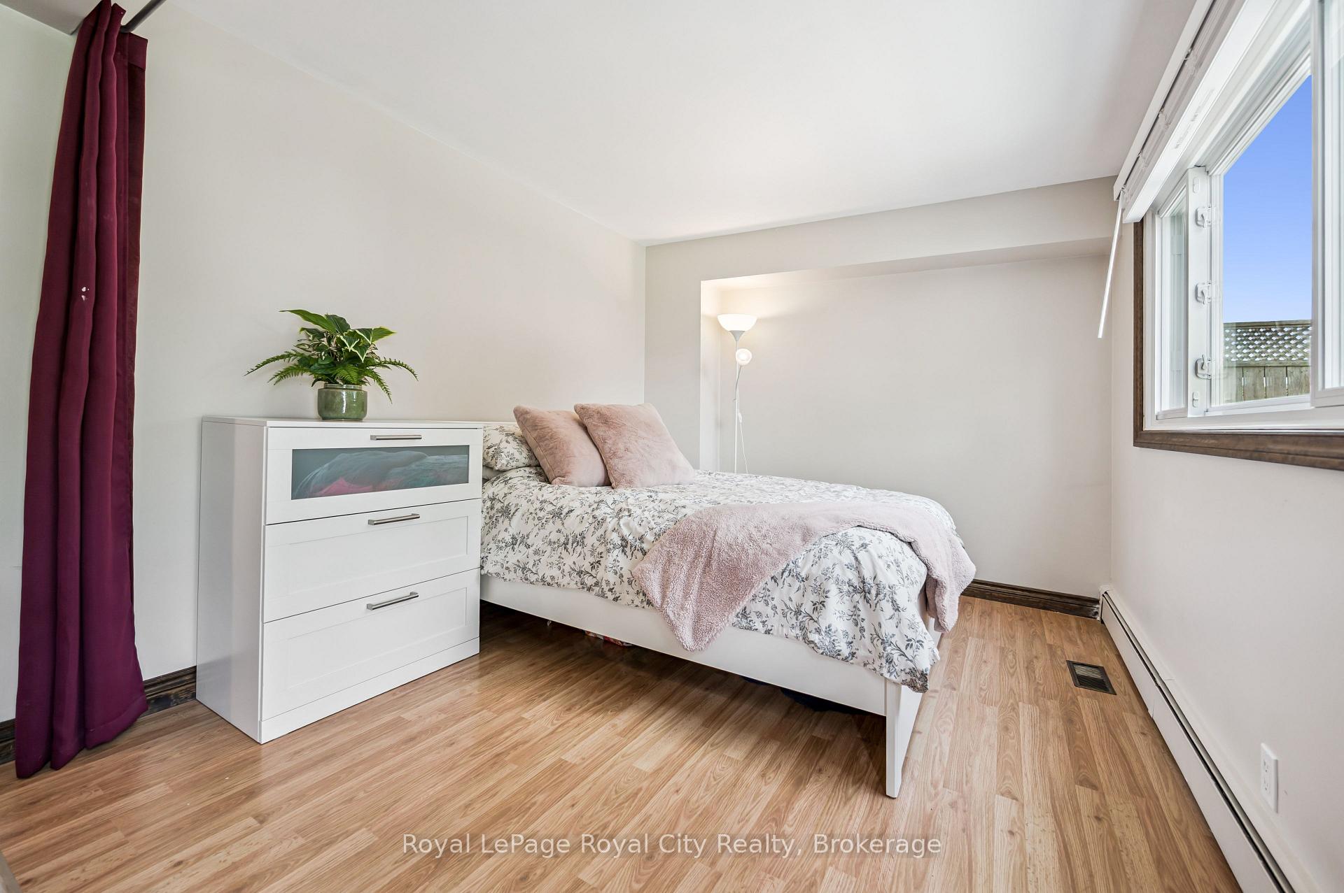Photo 6 of 22 Owen Avenue, Kitchener, Heritage Park - Kitchener — HOMEH