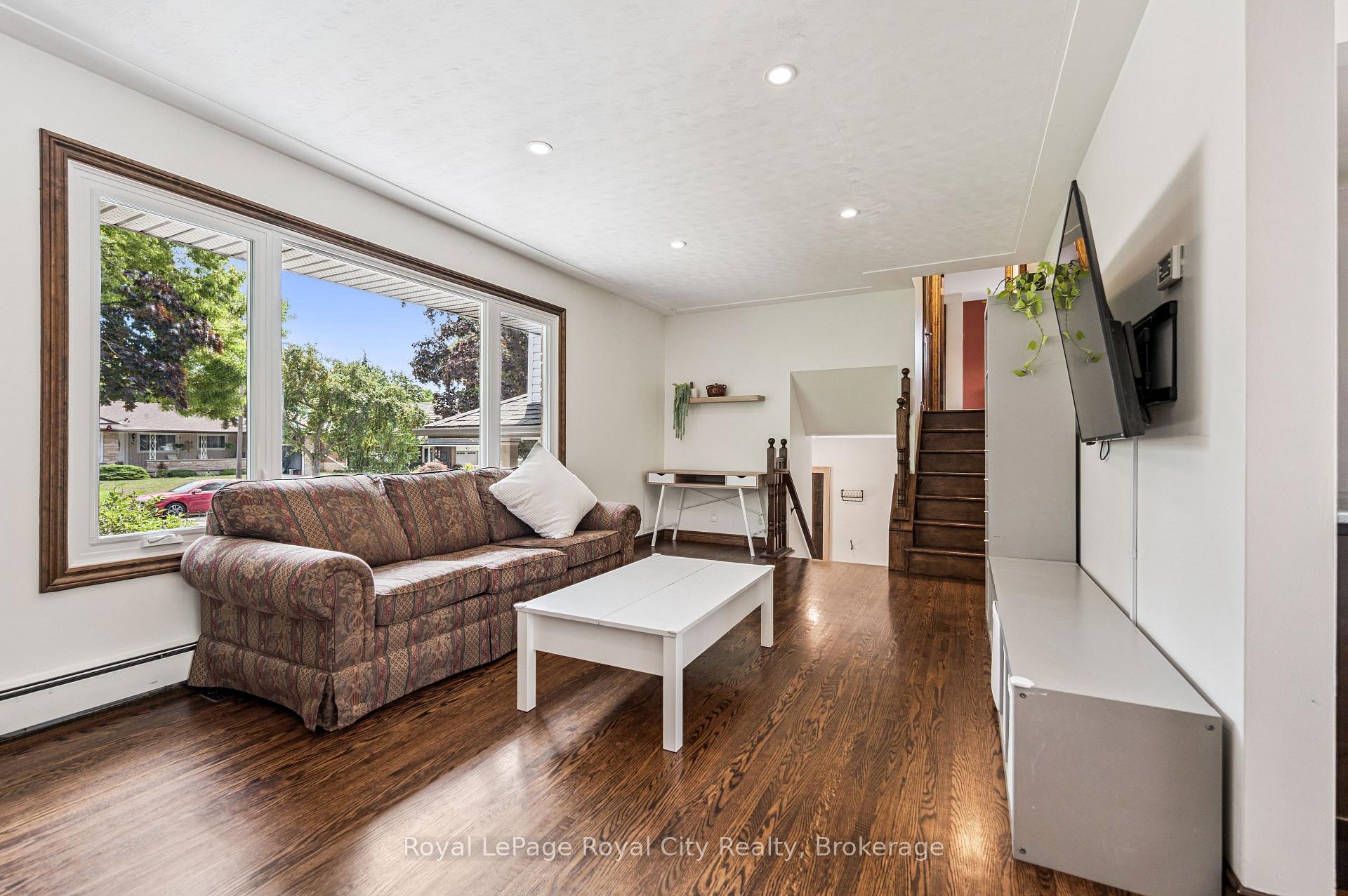 Photo 10 of 22 Owen Avenue, Kitchener, Heritage Park - Kitchener — HOMEH