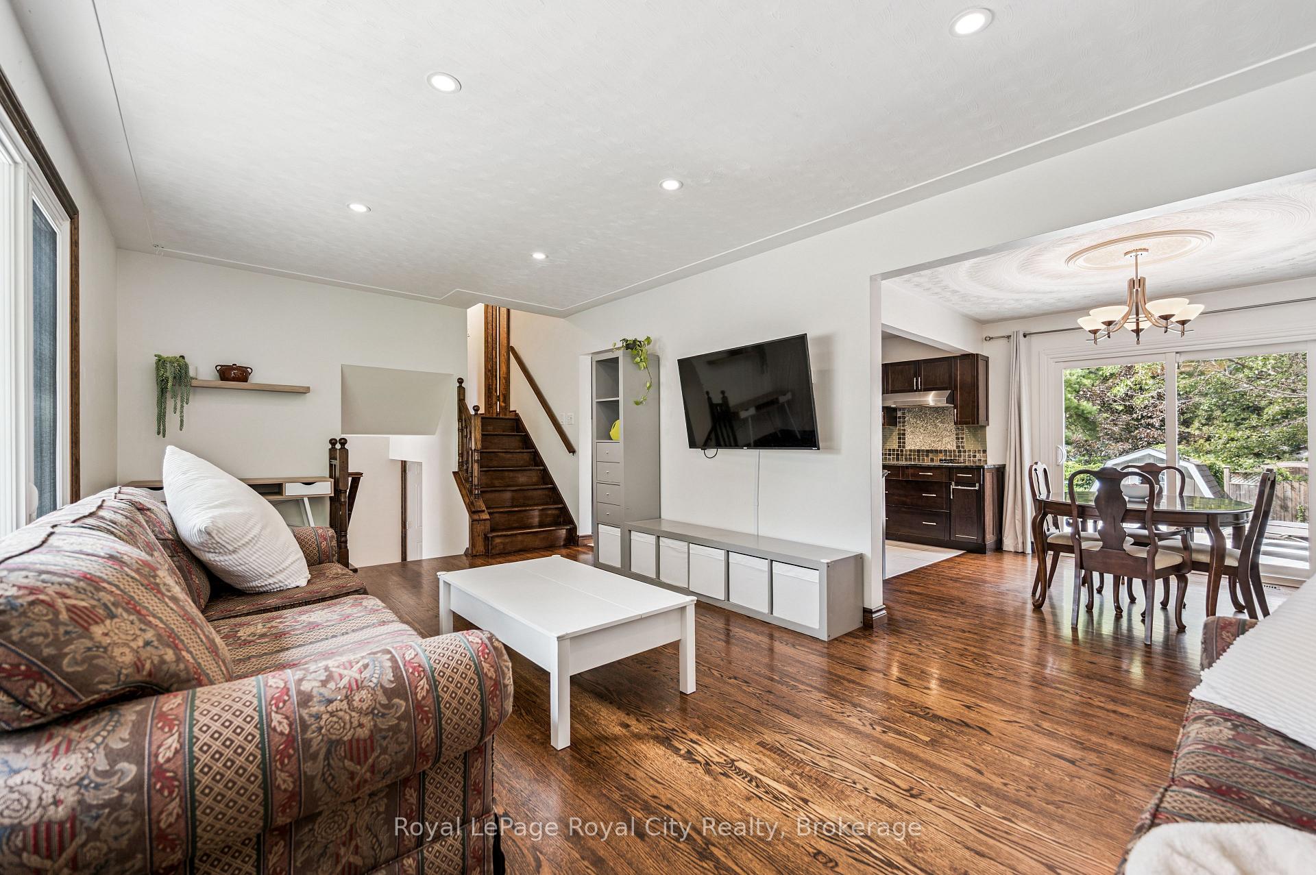Photo 11 of 22 Owen Avenue, Kitchener, Heritage Park - Kitchener — HOMEH