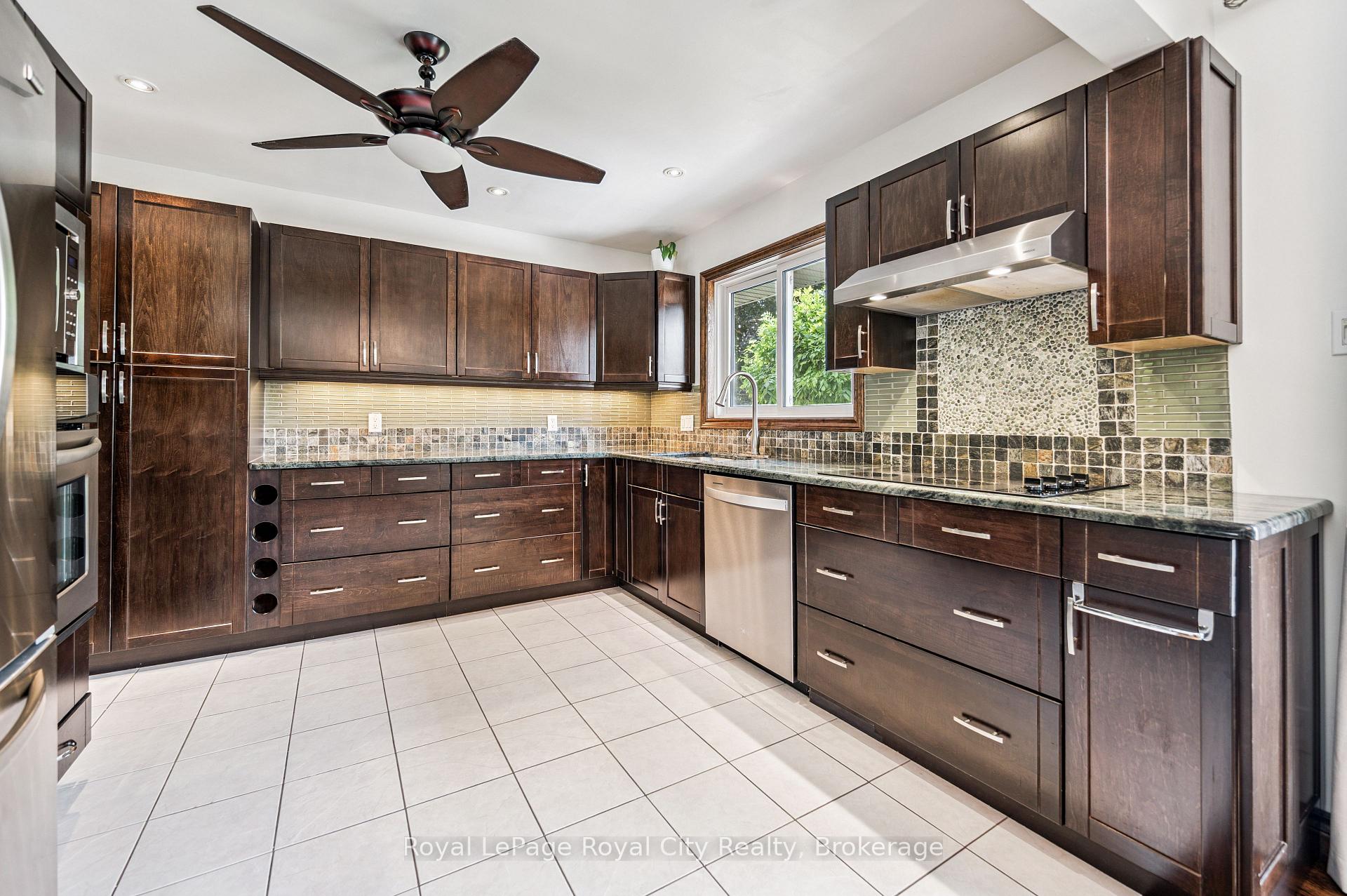 Photo 15 of 22 Owen Avenue, Kitchener, Heritage Park - Kitchener — HOMEH