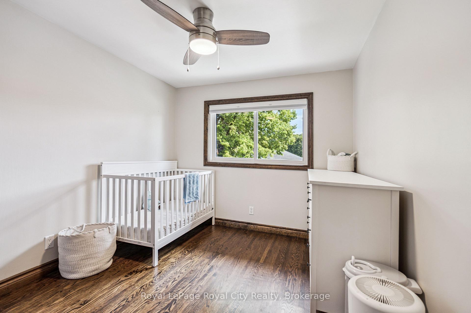 Photo 18 of 22 Owen Avenue, Kitchener, Heritage Park - Kitchener — HOMEH