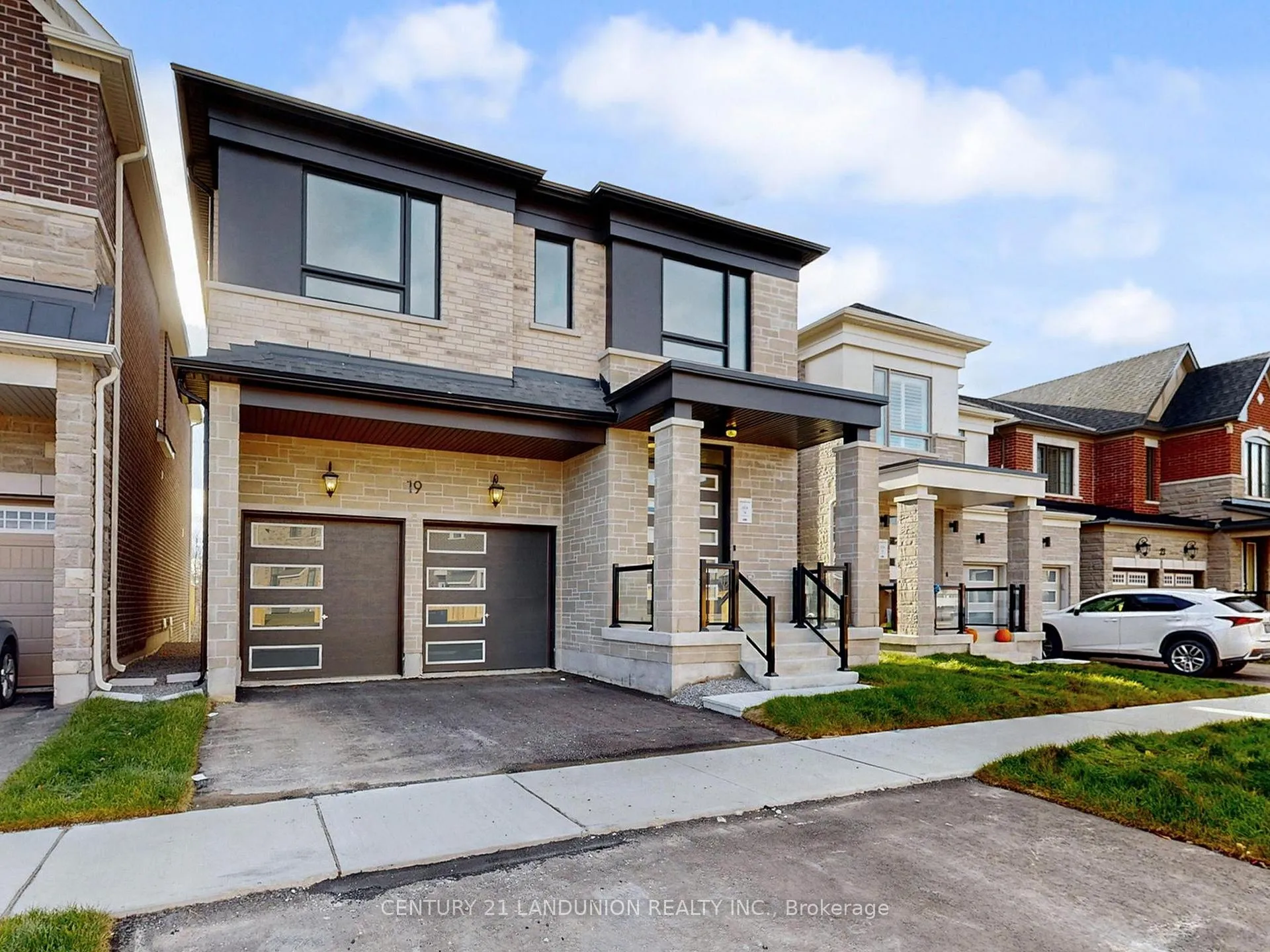 Photo 2 of 19 Spring Oak Crescent, Markham, Rural Markham — HOMEH