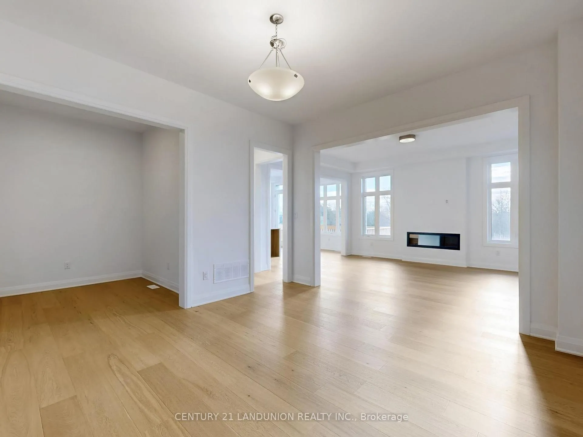 Photo 9 of 19 Spring Oak Crescent, Markham, Rural Markham — HOMEH