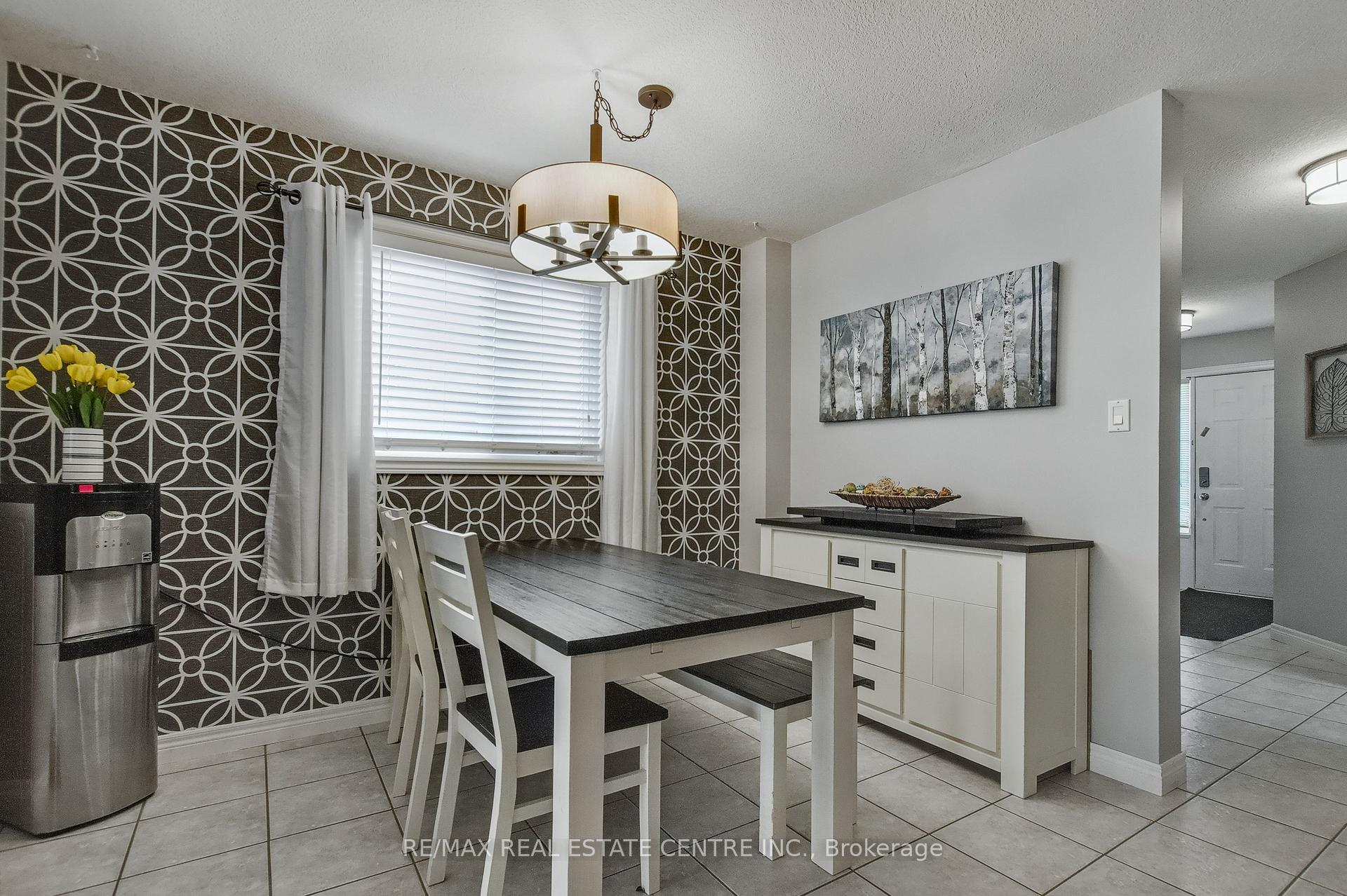 Photo 9 of 194 Hollyridge Crescent, Kitchener — HOMEH