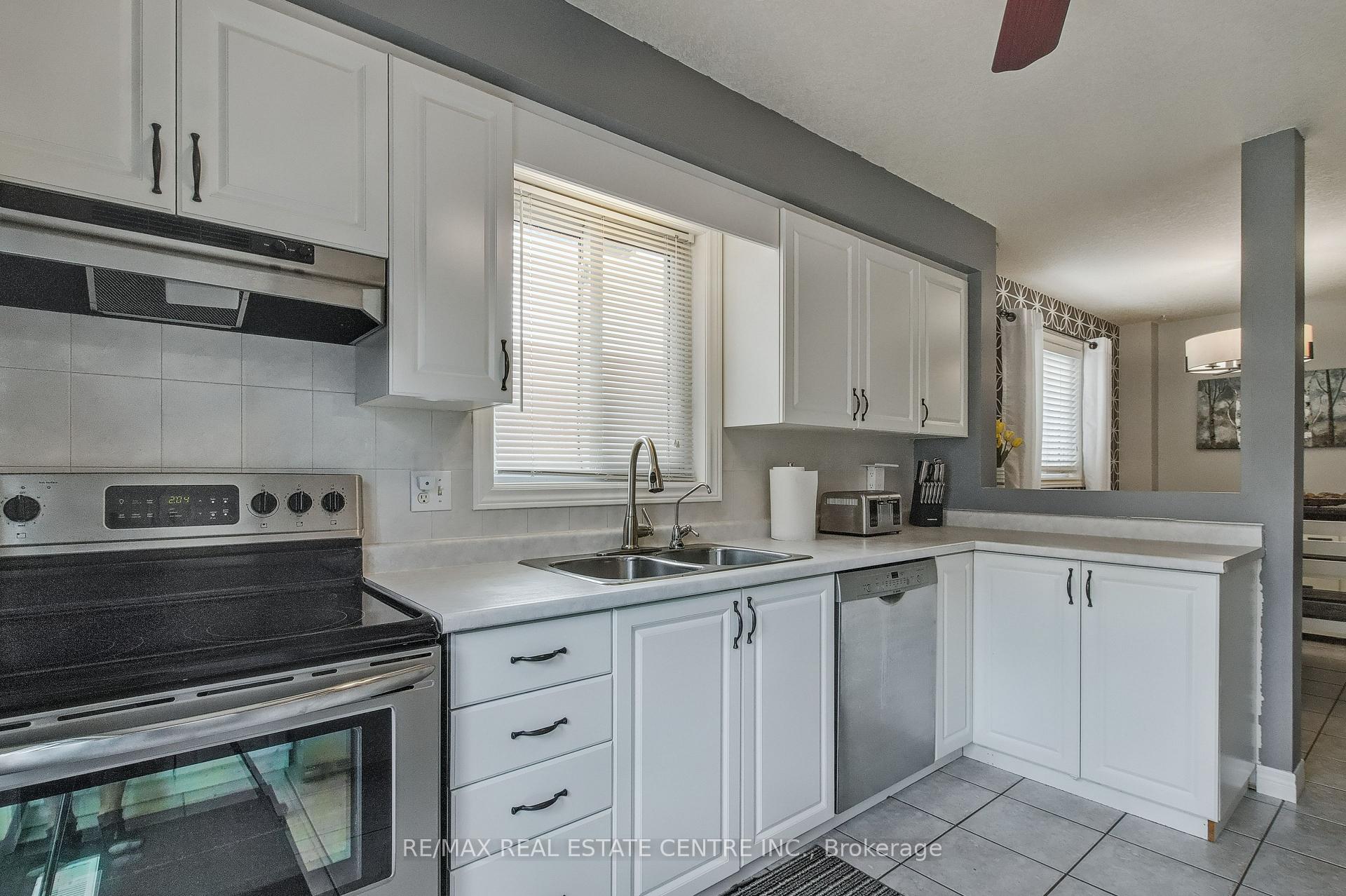 Photo 12 of 194 Hollyridge Crescent, Kitchener — HOMEH