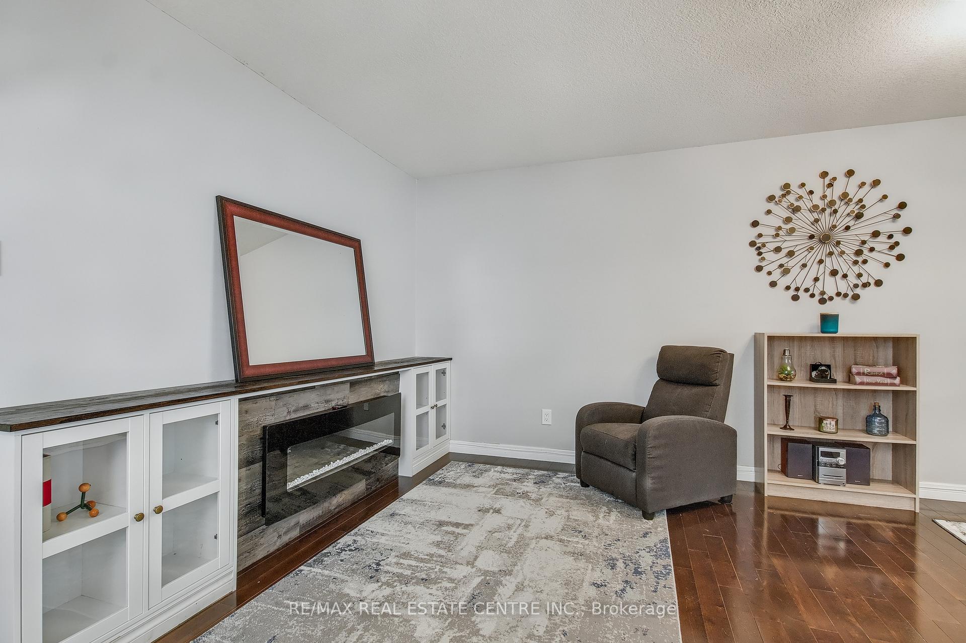 Photo 14 of 194 Hollyridge Crescent, Kitchener — HOMEH