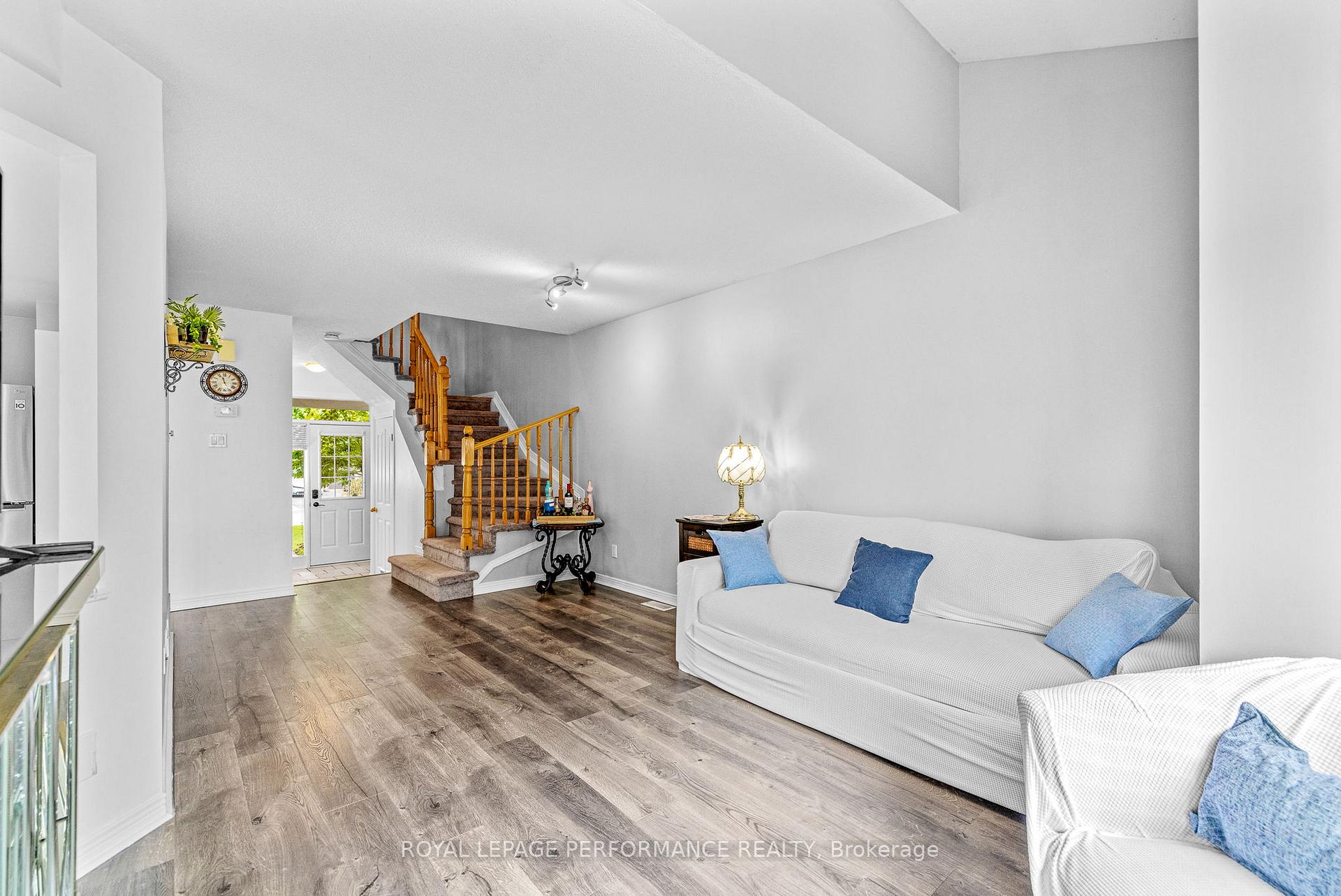Photo 4 of 13 Milner Downs Crescent, Ottawa, Kanata - Emerald Meadows/Trailwest — HOMEH