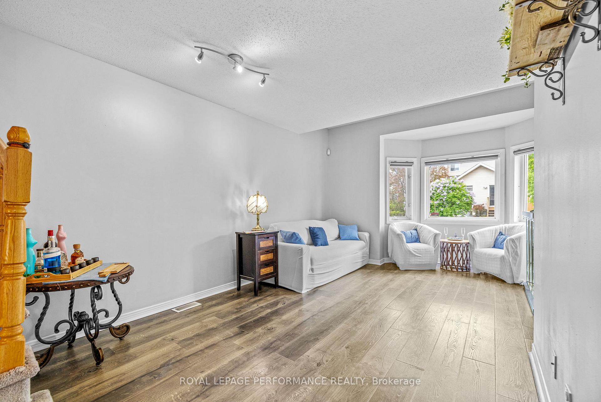 Photo 5 of 13 Milner Downs Crescent, Ottawa, Kanata - Emerald Meadows/Trailwest — HOMEH