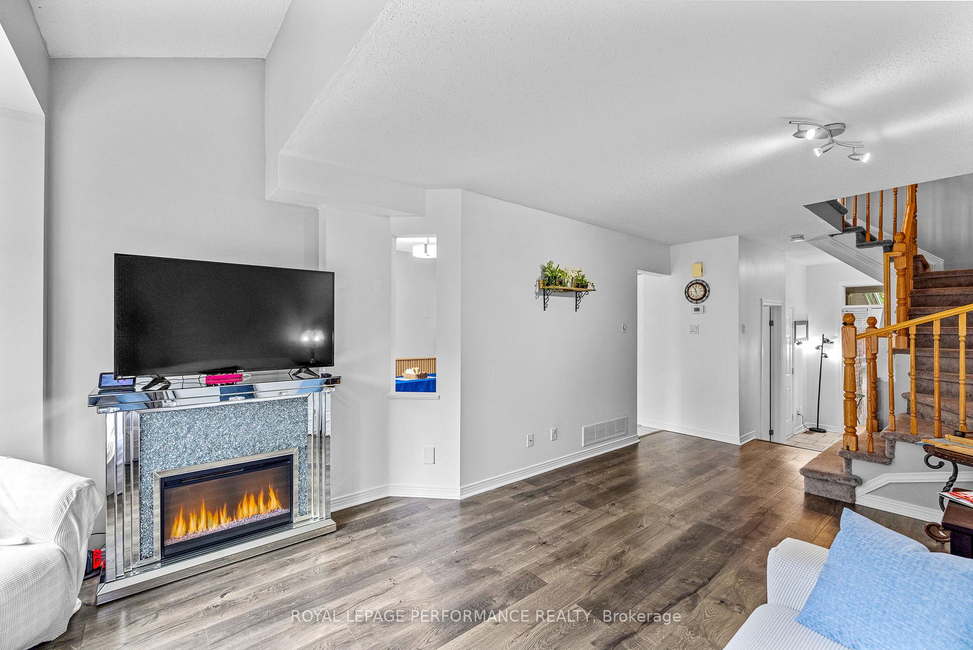 Photo 6 of 13 Milner Downs Crescent, Ottawa, Kanata - Emerald Meadows/Trailwest — HOMEH